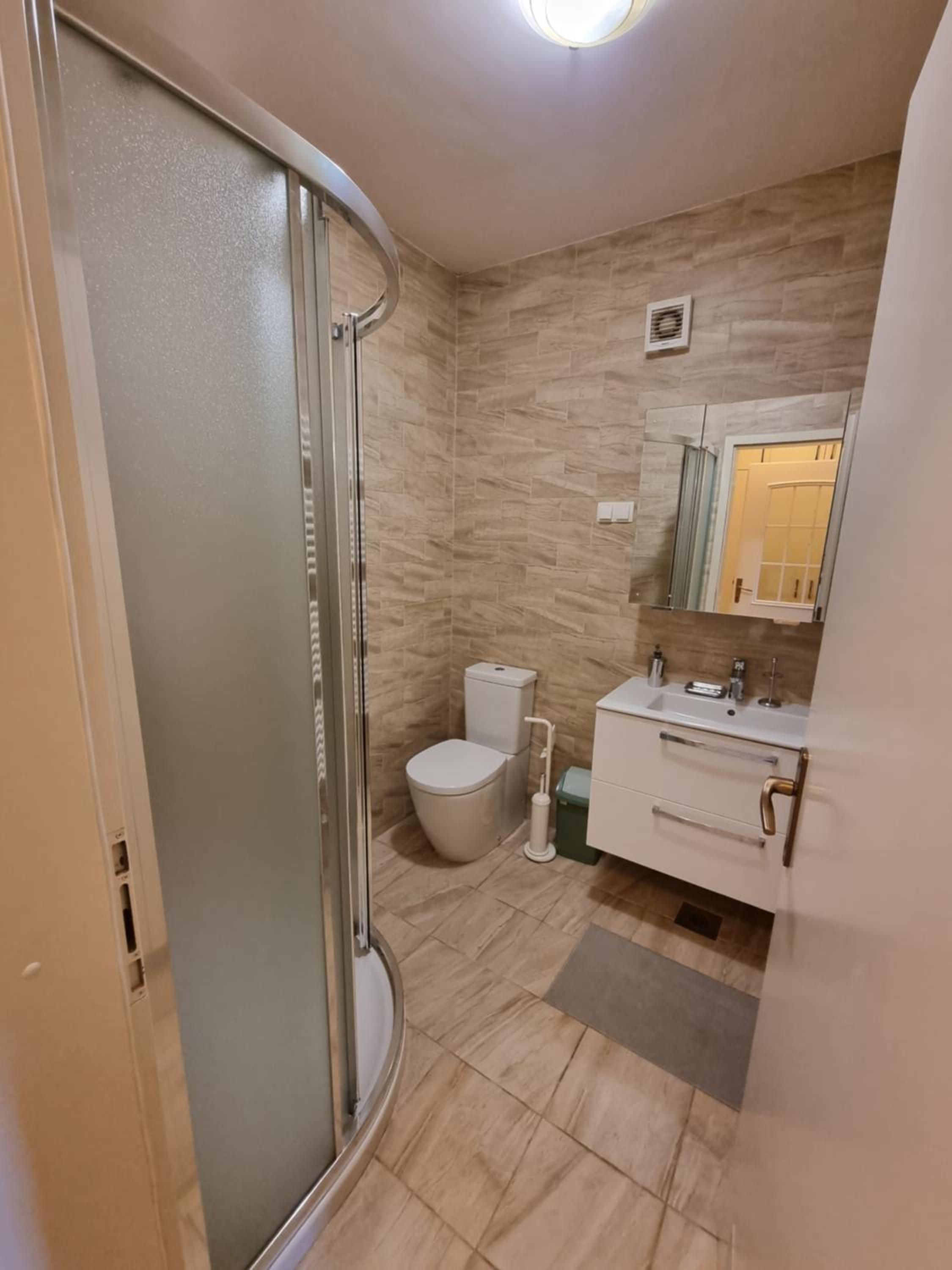 Apartma Vrtnica, Vila Golf