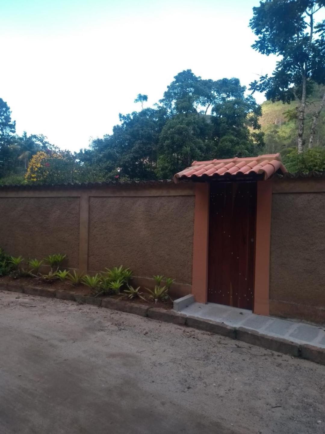 Bangalo a beira do rio em plena natureza
