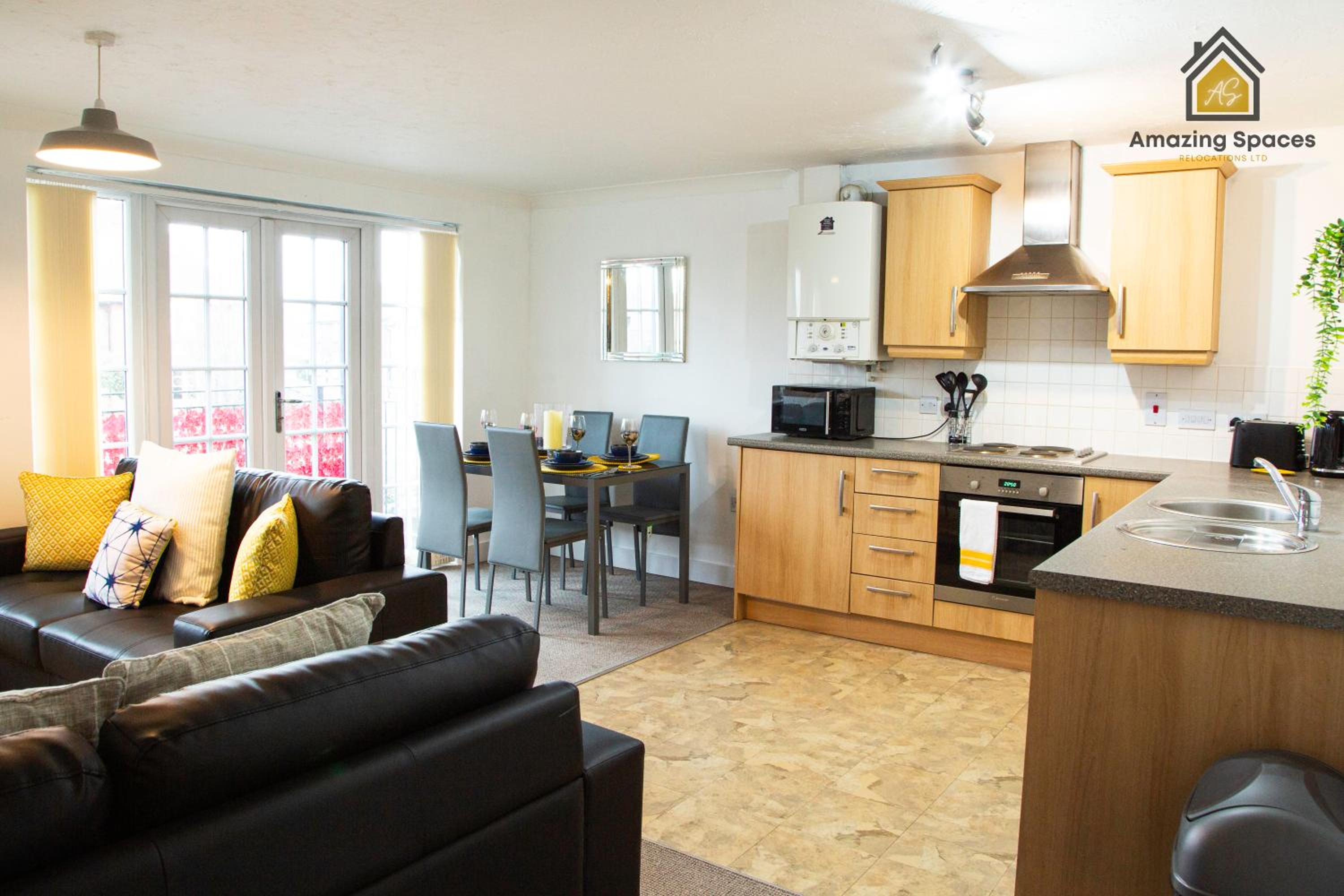 Executive 2 Bed Flat in Stockton Heath by Amazing Spaces Relocations Ltd view 4