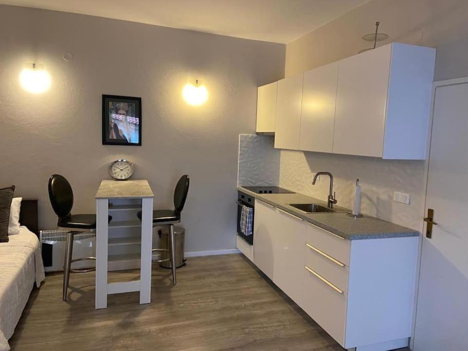 Studio Apartment Luxe- 10min to Old Town