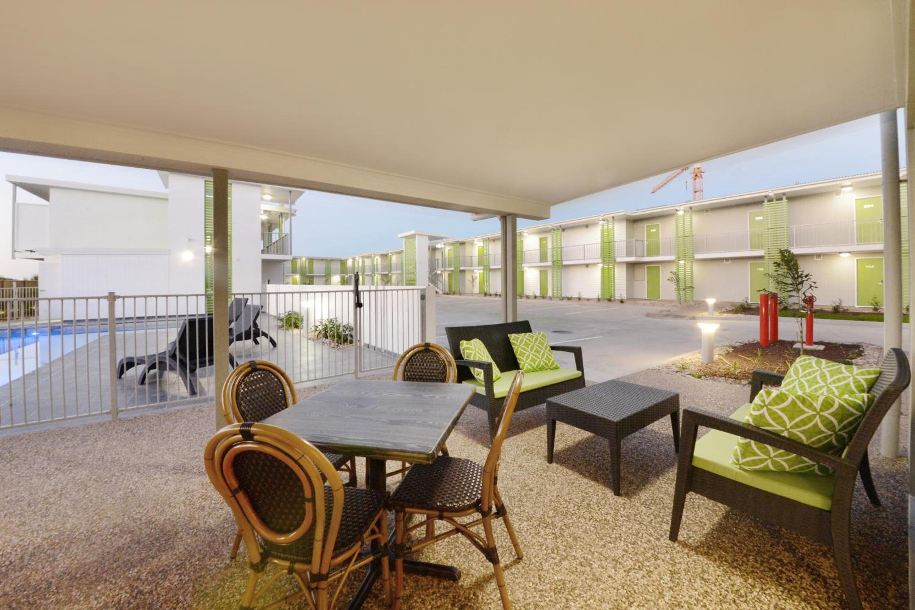 Mackay Oceanside Central Hotel Official