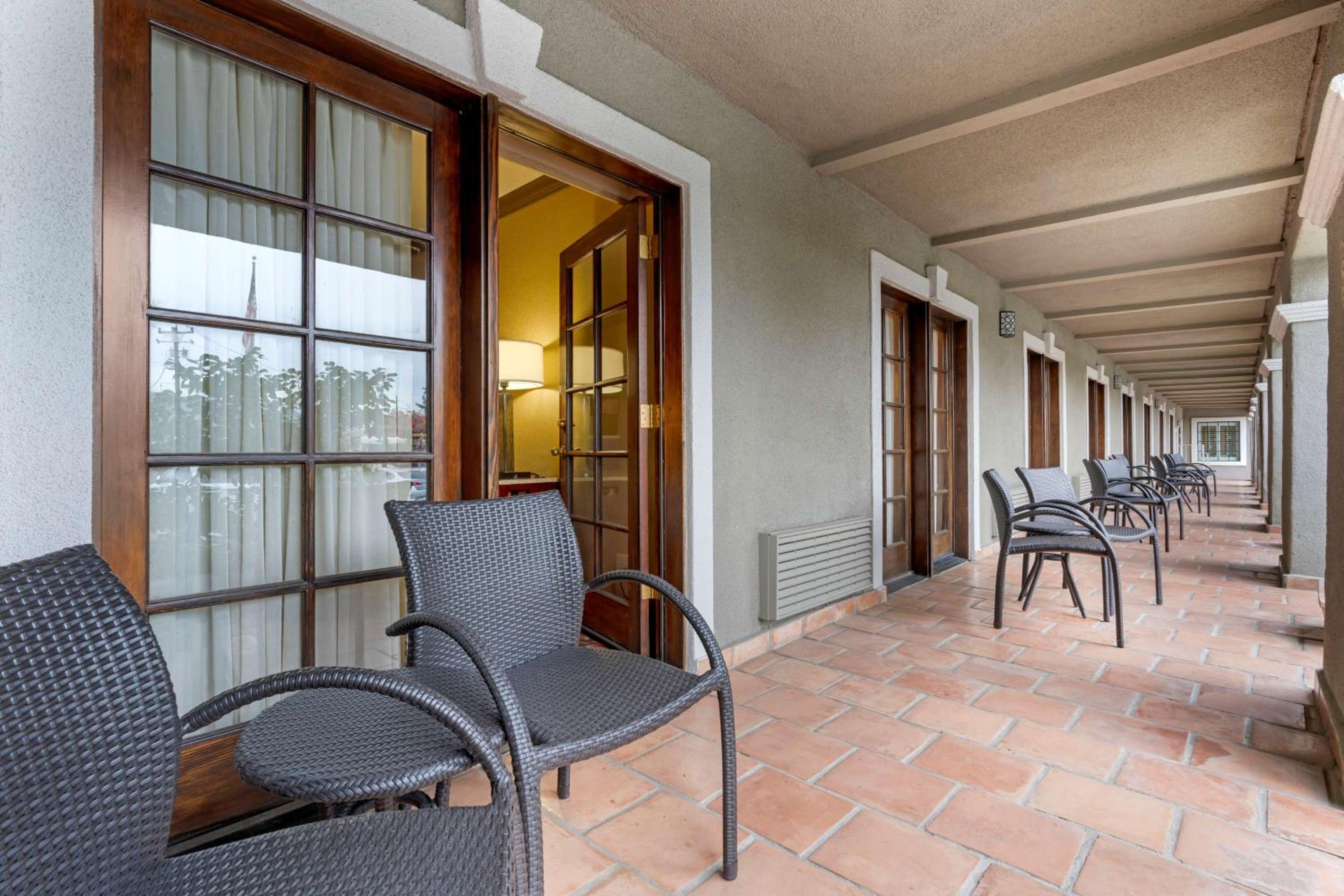 Best Western Plus Brookside Inn - Property Image 12