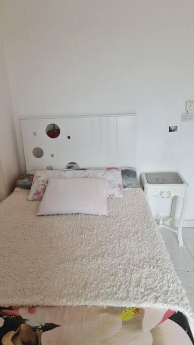 Single bedroom in a shared apartment Girls only hosting family