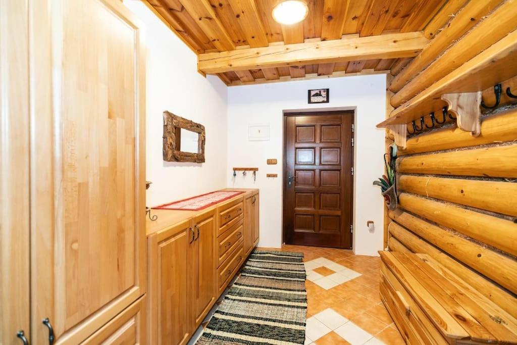 Očarujúci drevený dom v prírodnom prostredí view 4