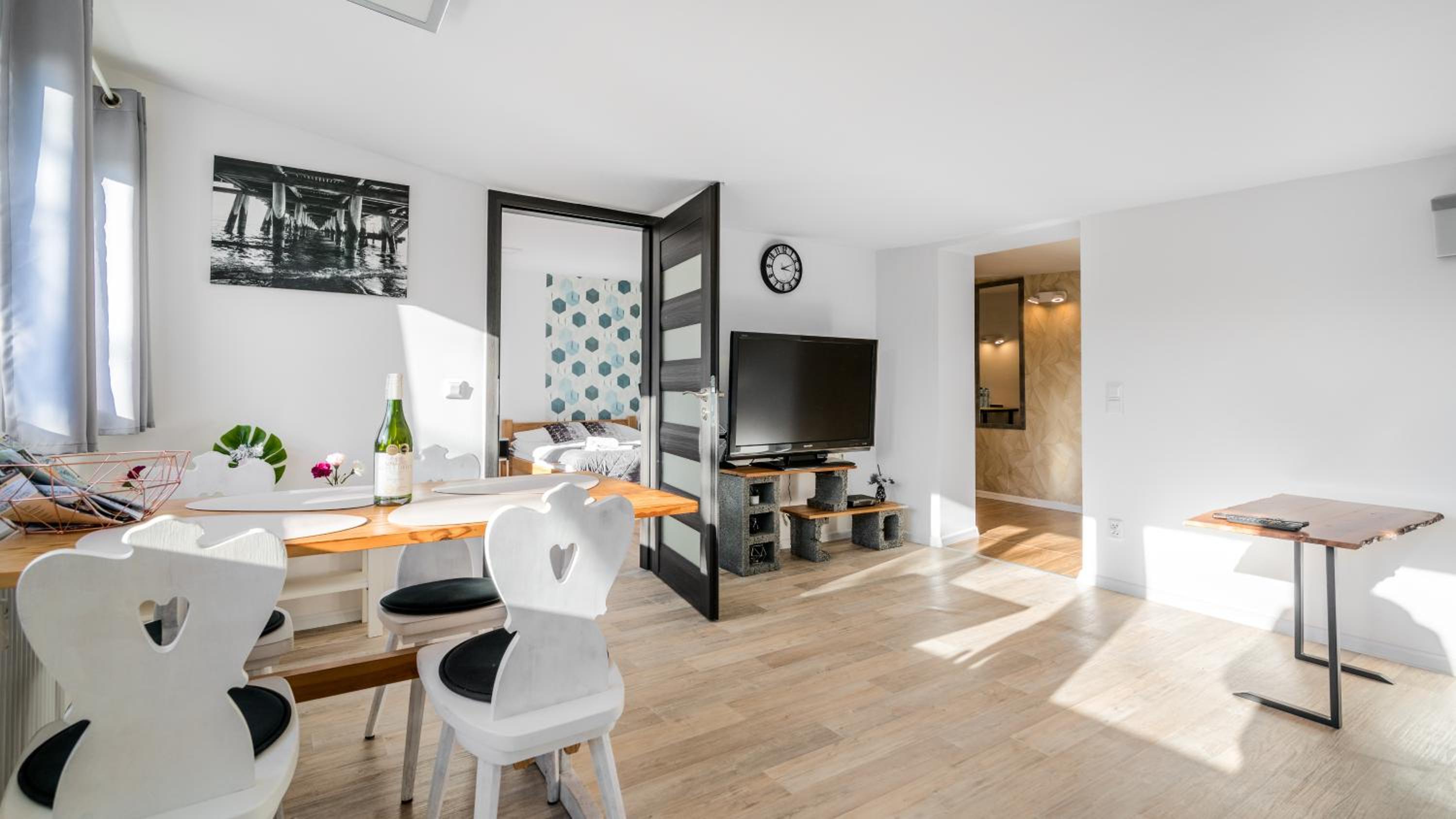 Sunny - BillBerry Apartments view 4