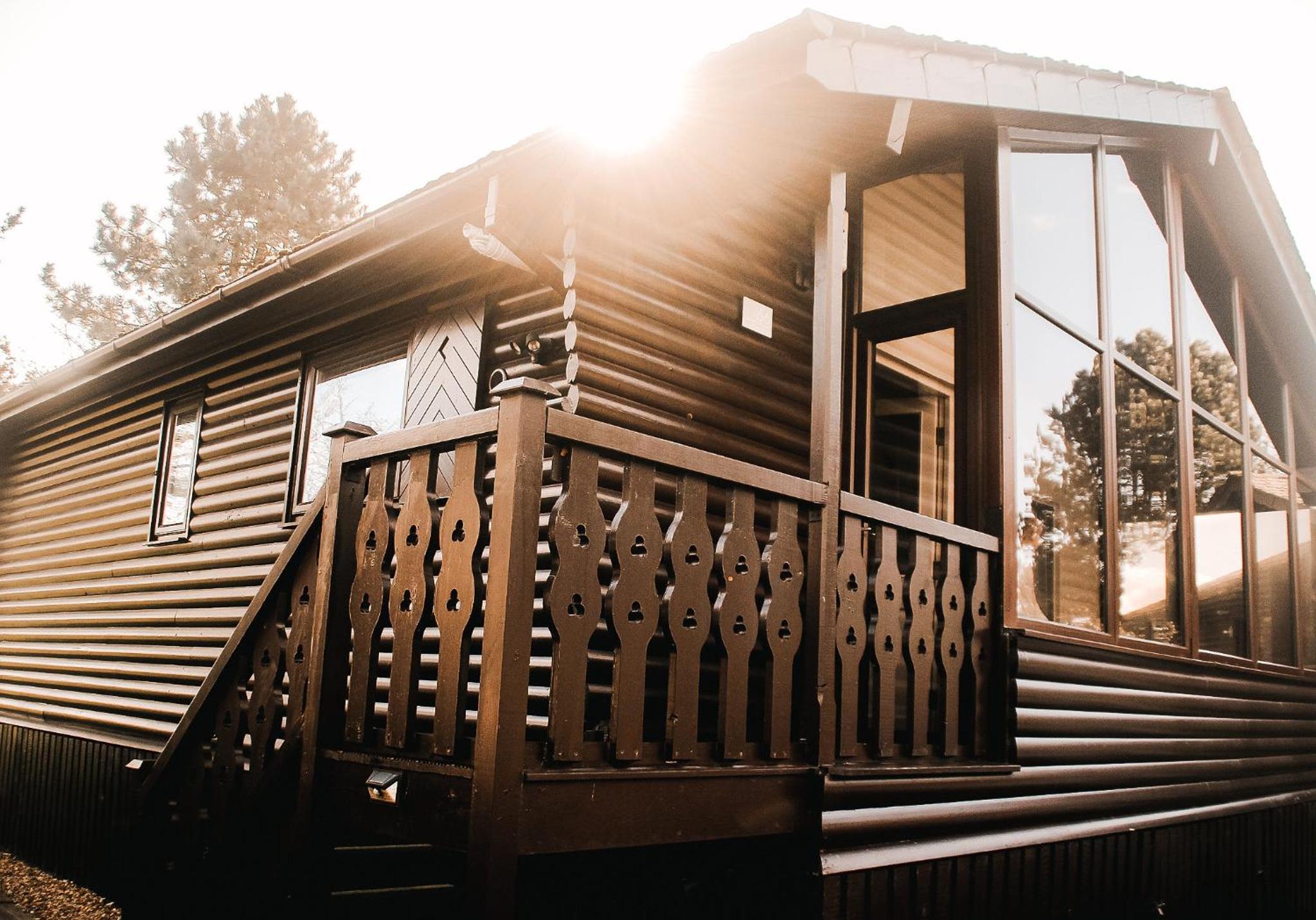 Hotel Keer Side Lodge, Luxury lodge with private hot tub at Pine Lake Resort - Image 1