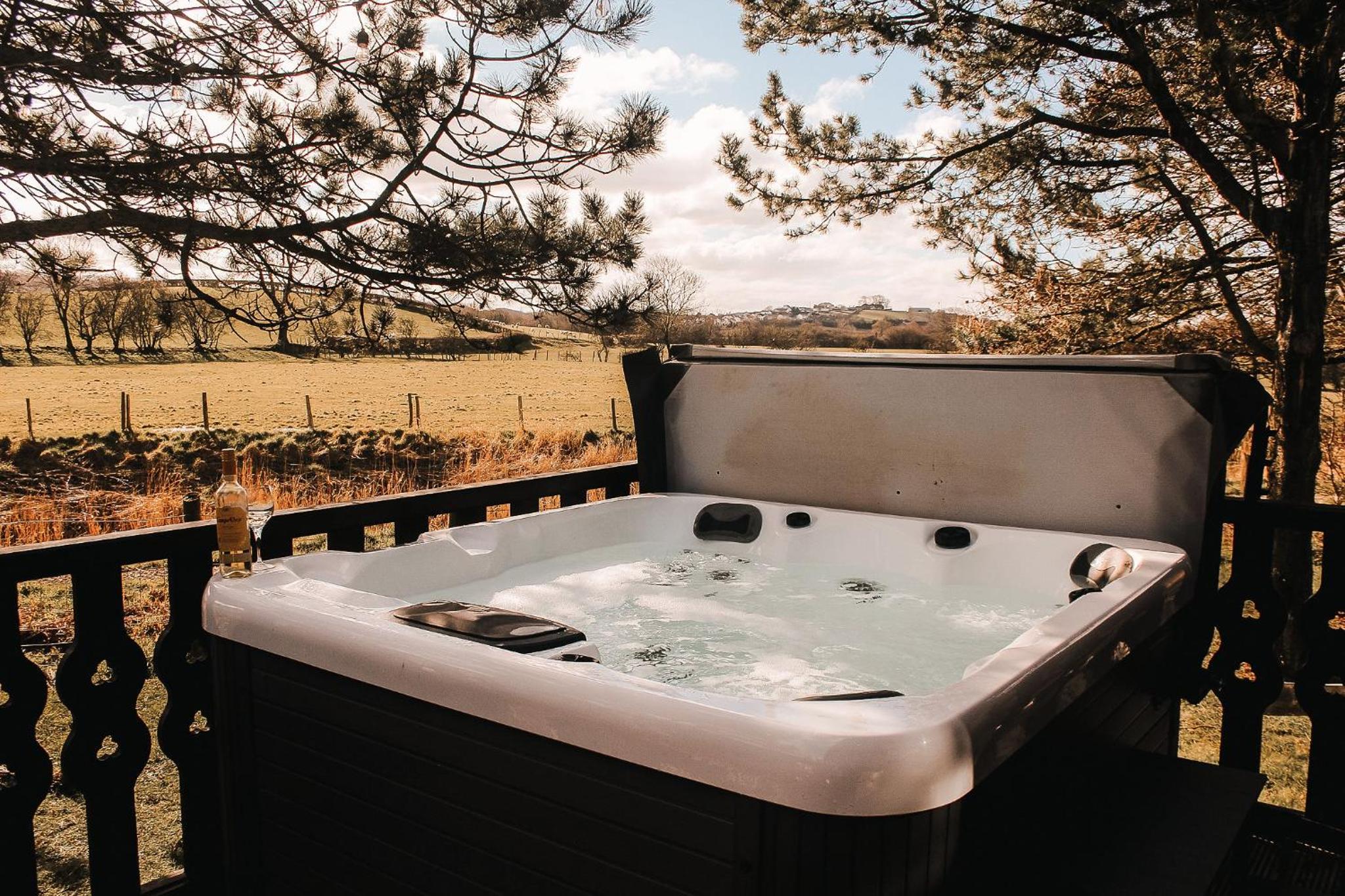 Keer Side Lodge, Luxury lodge with private hot tub at Pine Lake Resort view 4