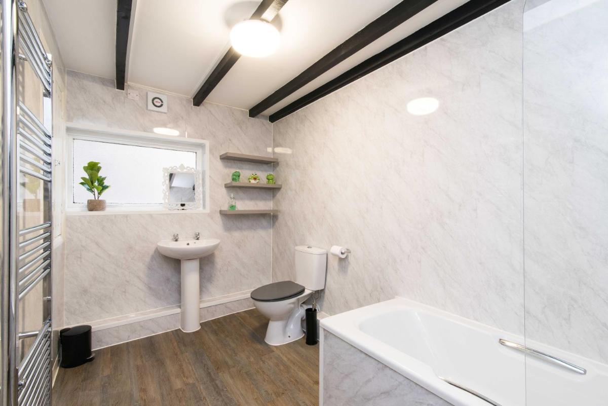 Excellent 3 Bedroom House - Close to Airport view 4