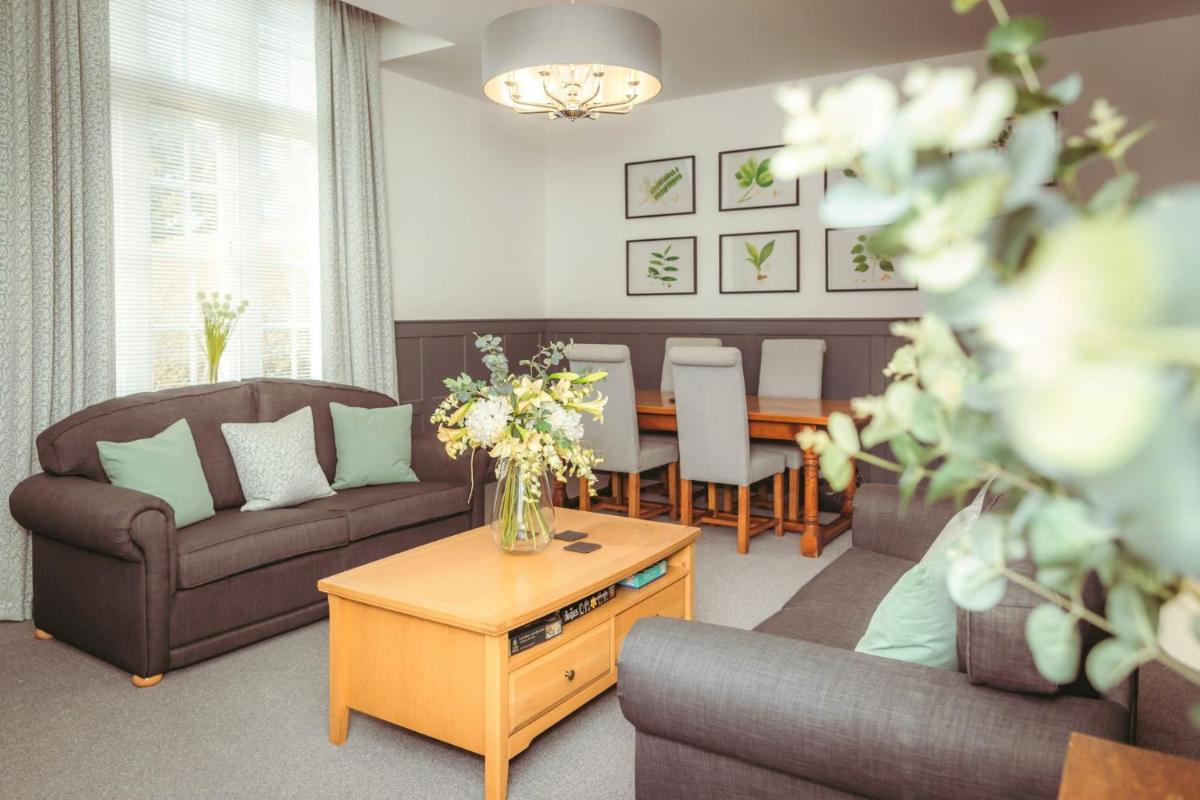 Kent House: contemporary flat close to seafront view 3