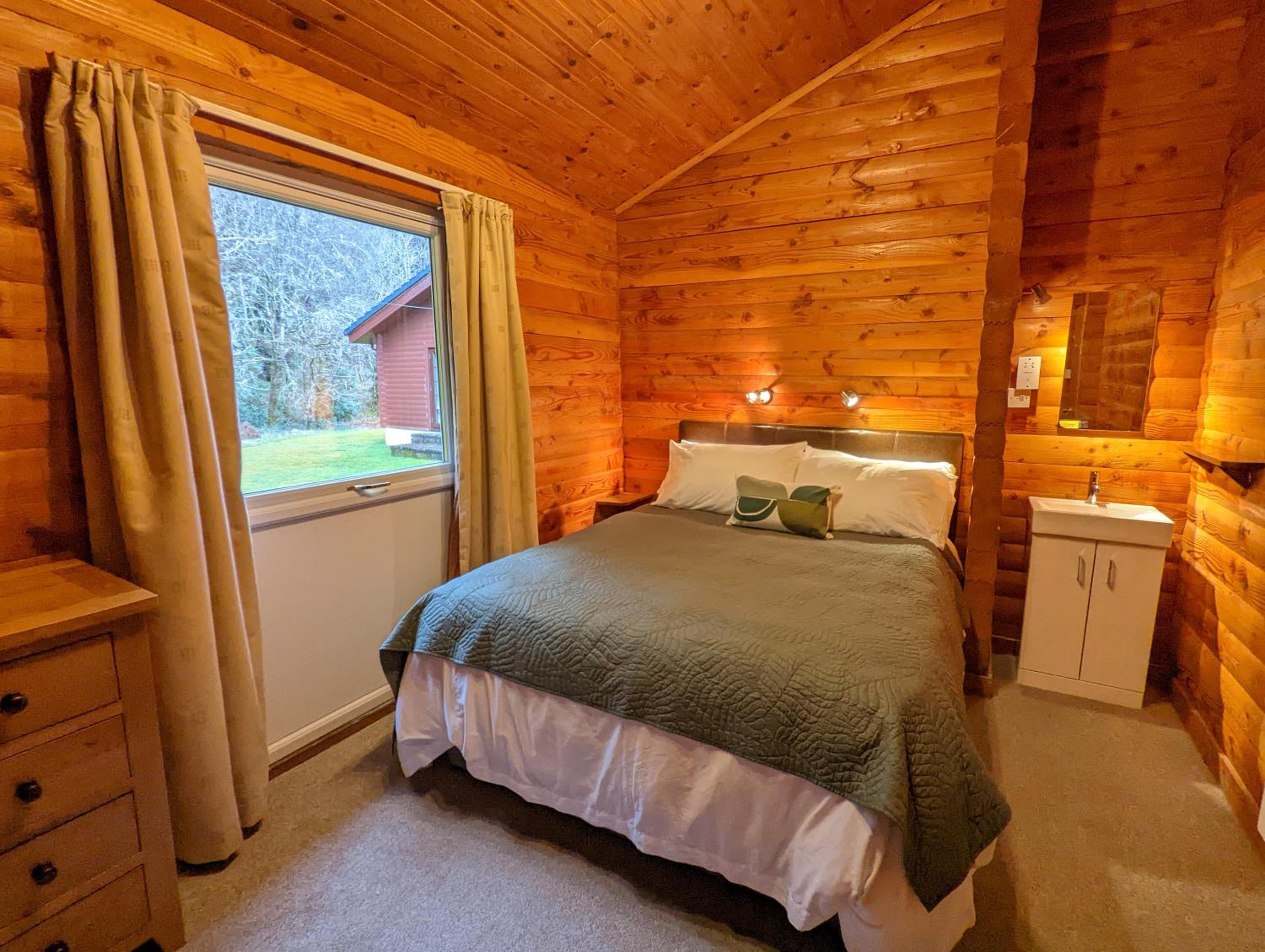 Ruskin Lodges Argyll, by Puck's Glen, Rashfield near Dunoon view 4