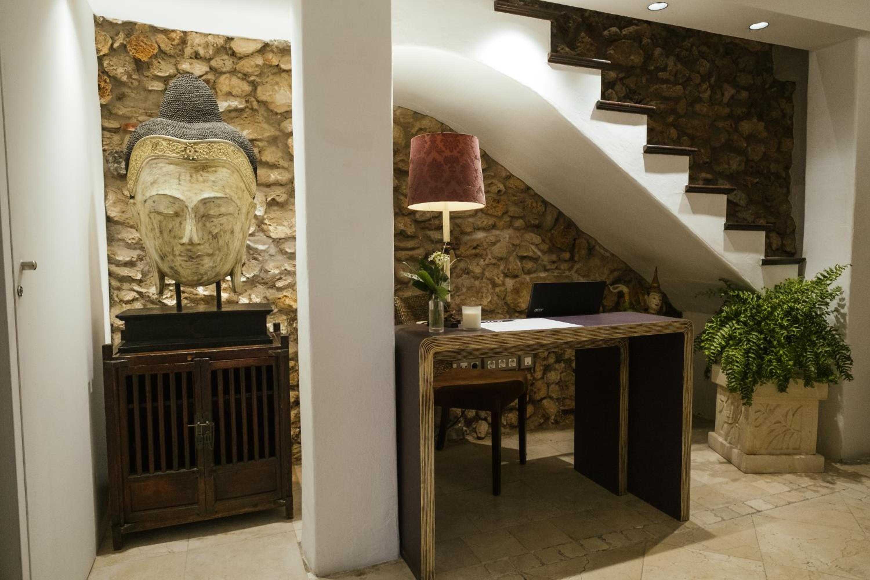 HC6 Boutique Marbella - Adults Only view 2