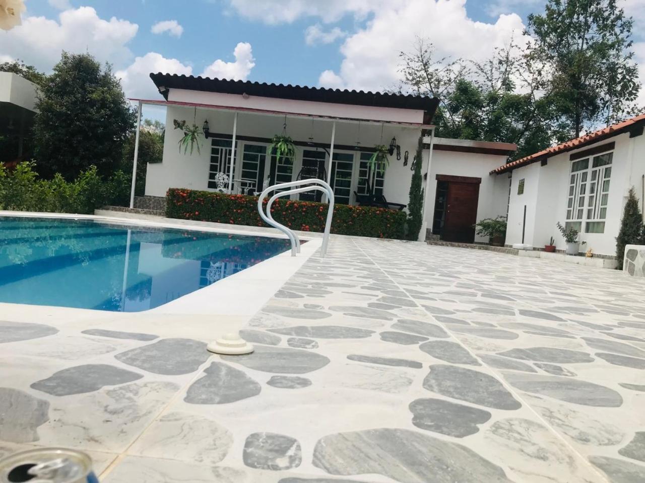 Hermosa Casa de campo grande con aire acon,wifi,piscina,billar !villa ensueño !