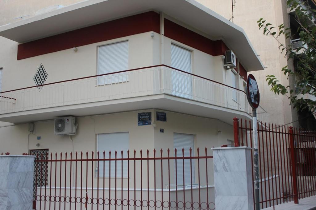 Capital apartment next to Metro station with parking spot to explore Athens
