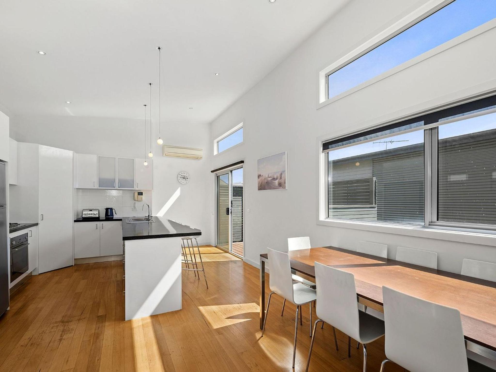 Anderson Central Townhouse - Walk to Shops & Beach