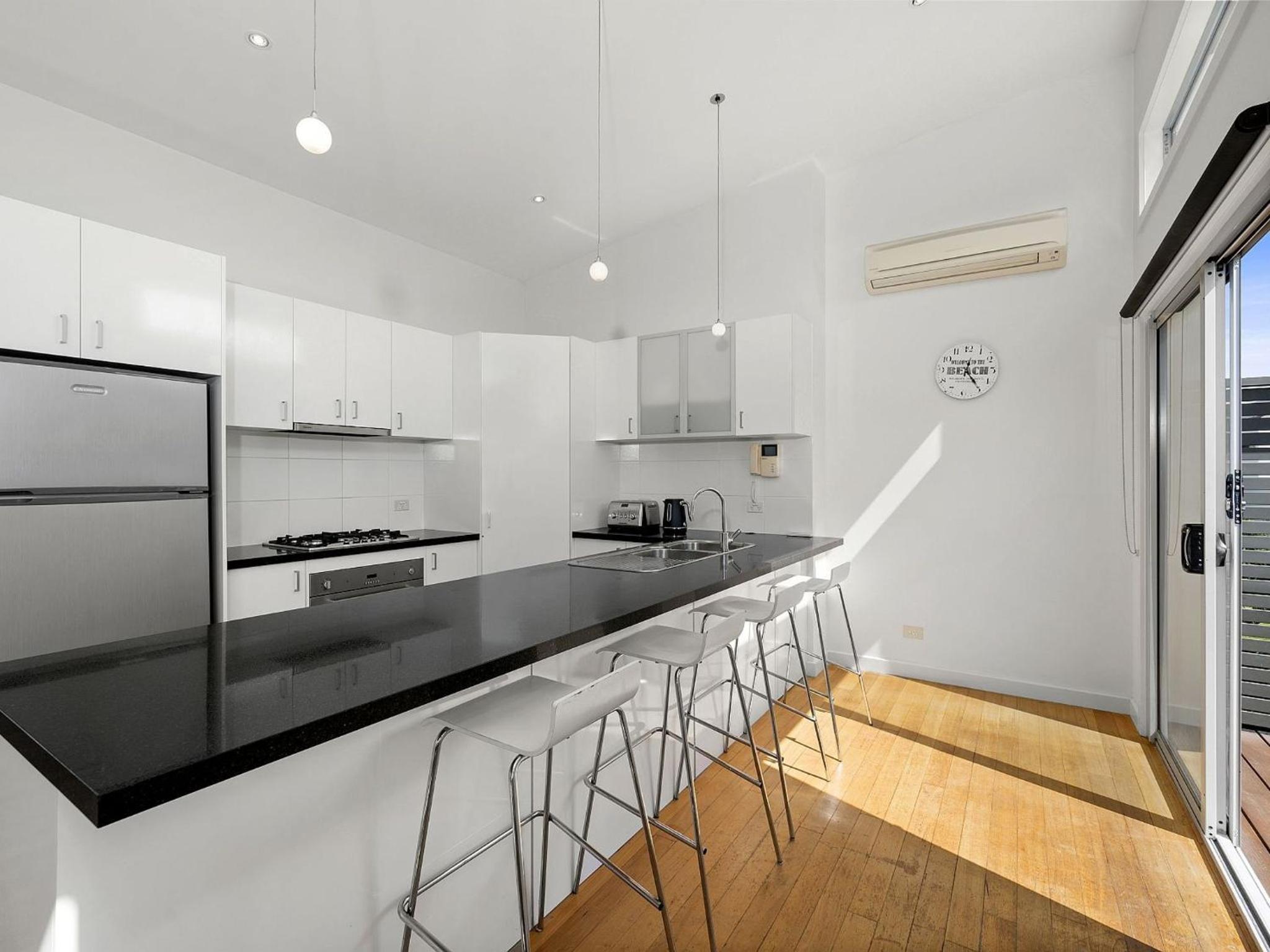 Anderson Central Townhouse - Walk to Shops & Beach