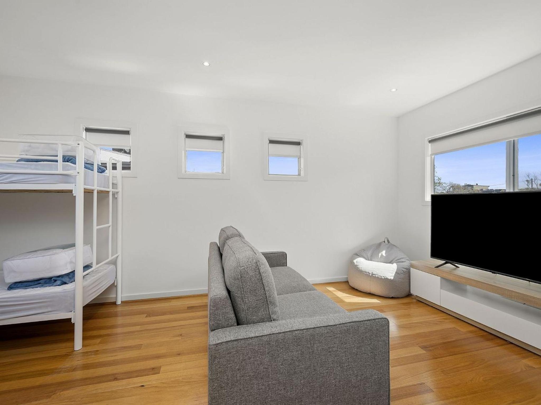 Anderson Central Townhouse - Walk to Shops & Beach