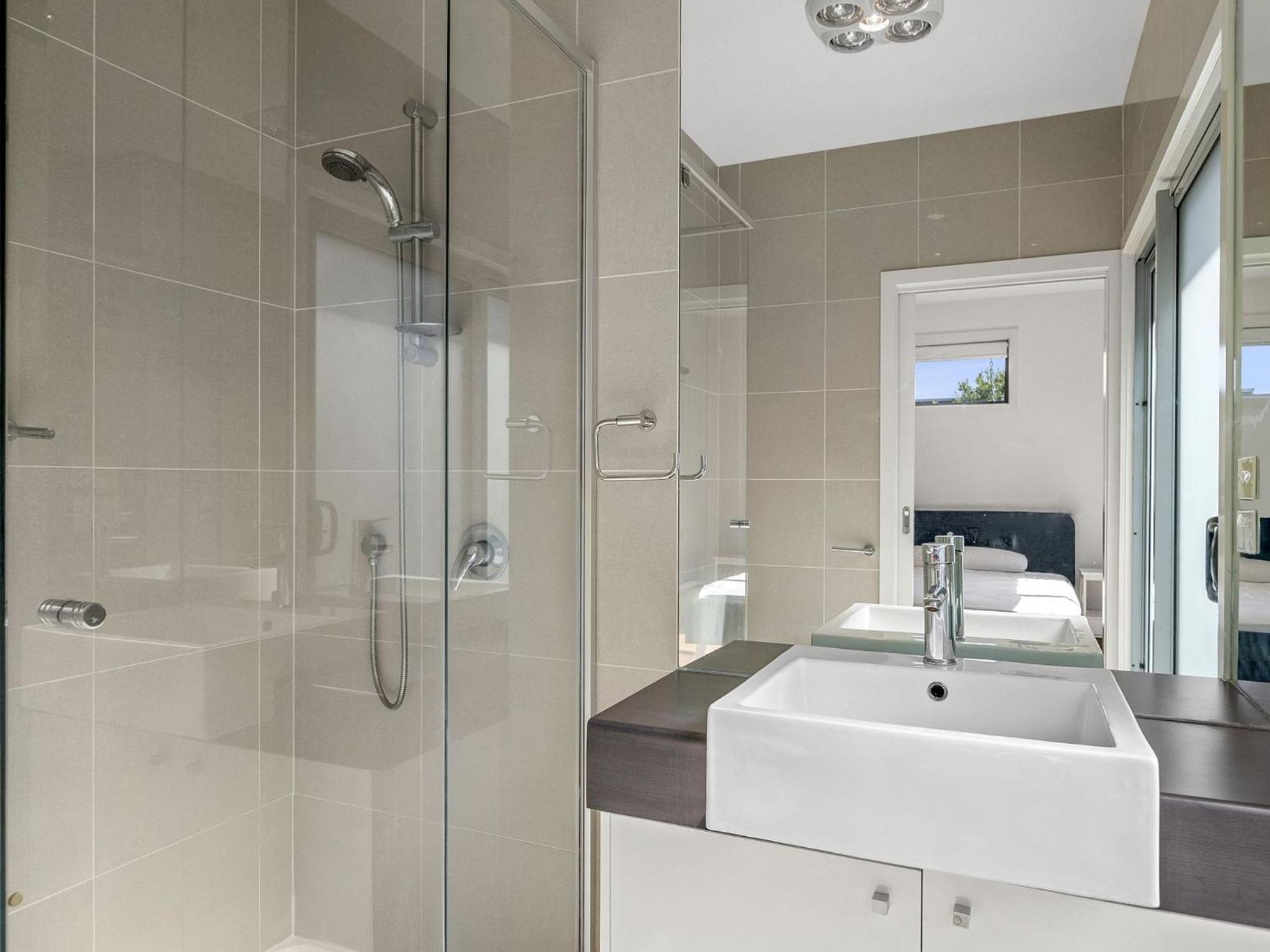 Anderson Central Townhouse - Walk to Shops & Beach