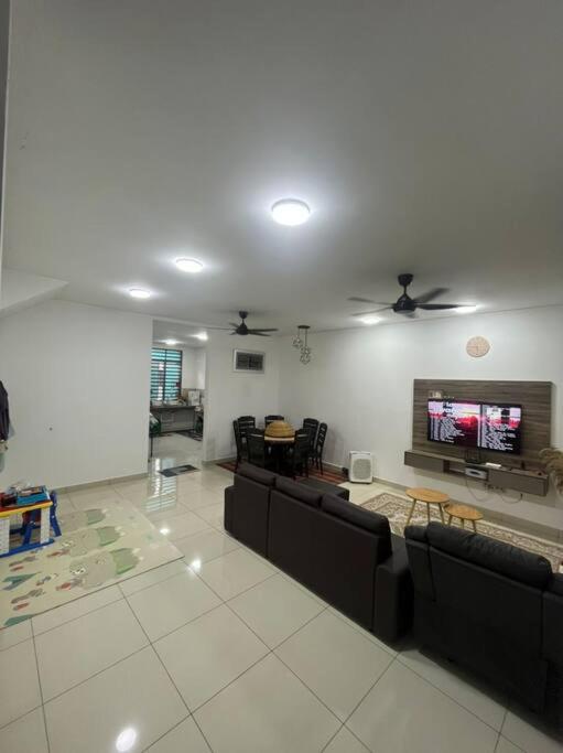Hadeerna Homestay - Double storey terrace photo 8