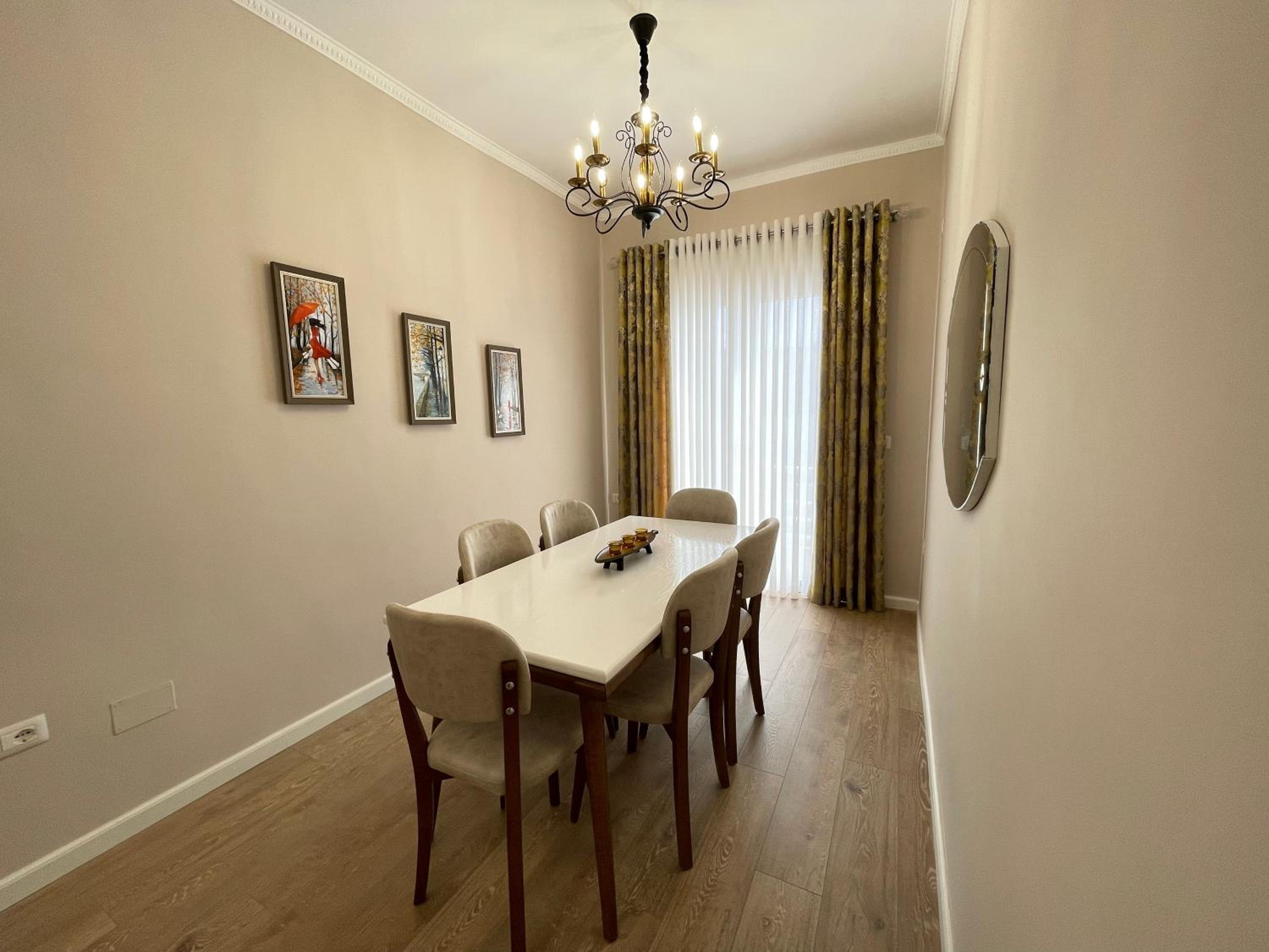 Joni & Joy Center Apartment