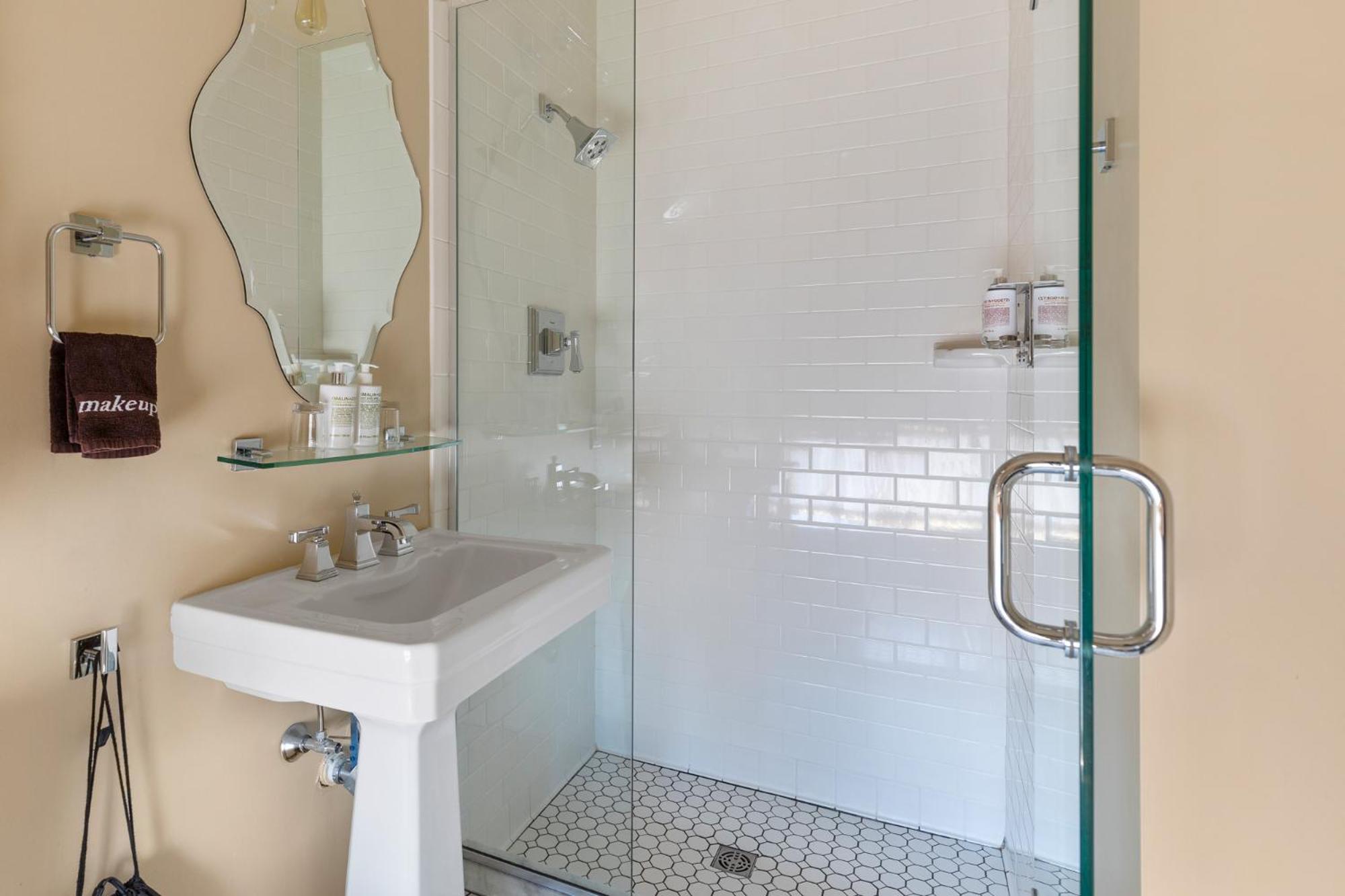 Portland Vacations - The Francis Hotel - Property Image 3