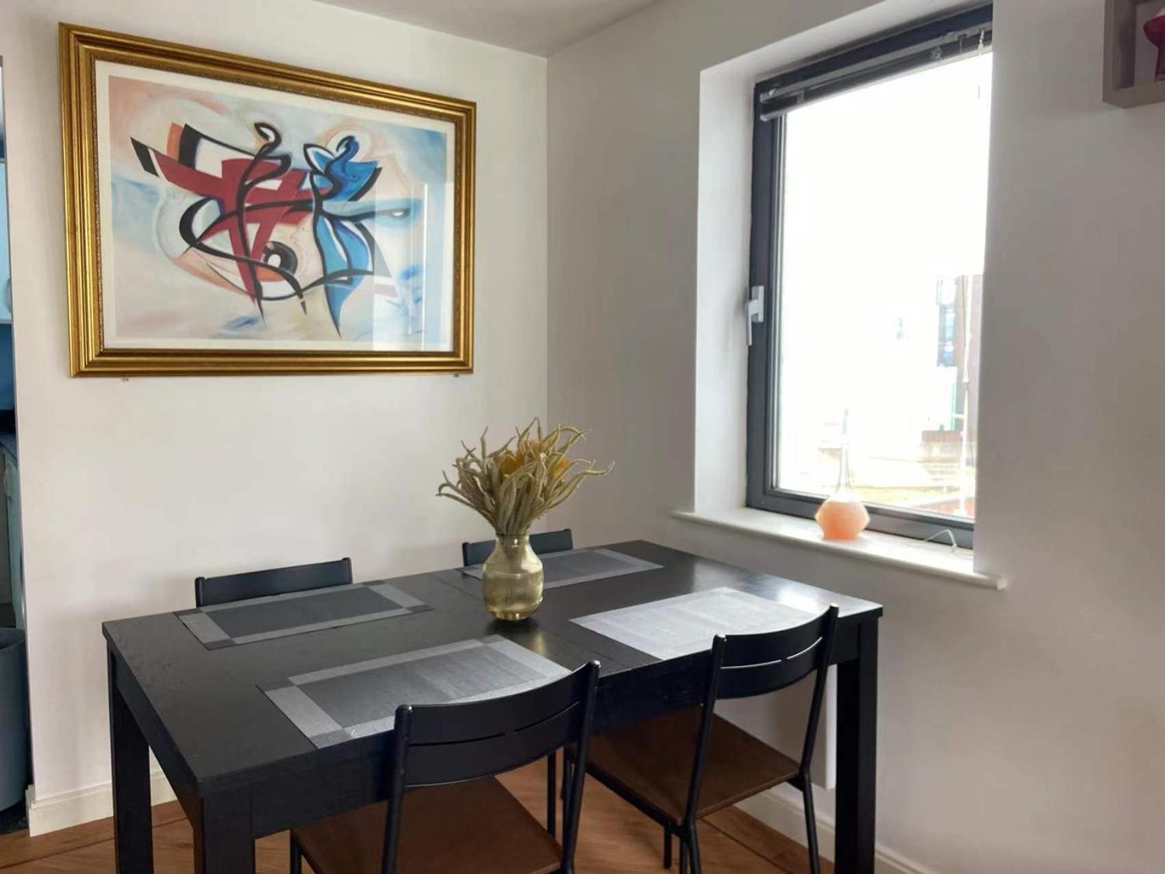 Lovely 2-Bedrooms Apartment Step to The Beach view 2