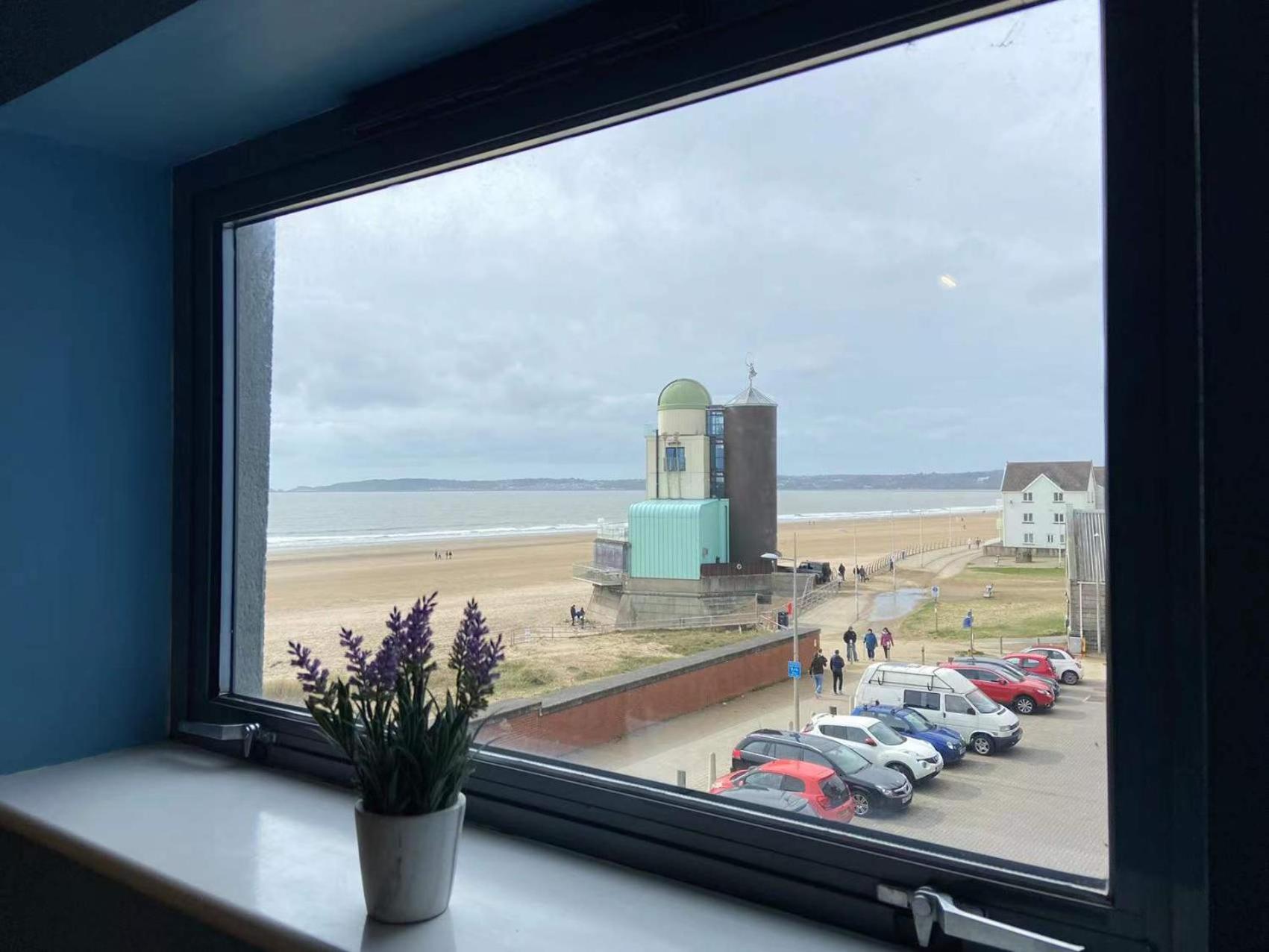 Lovely 2-Bedrooms Apartment Step to The Beach view 5