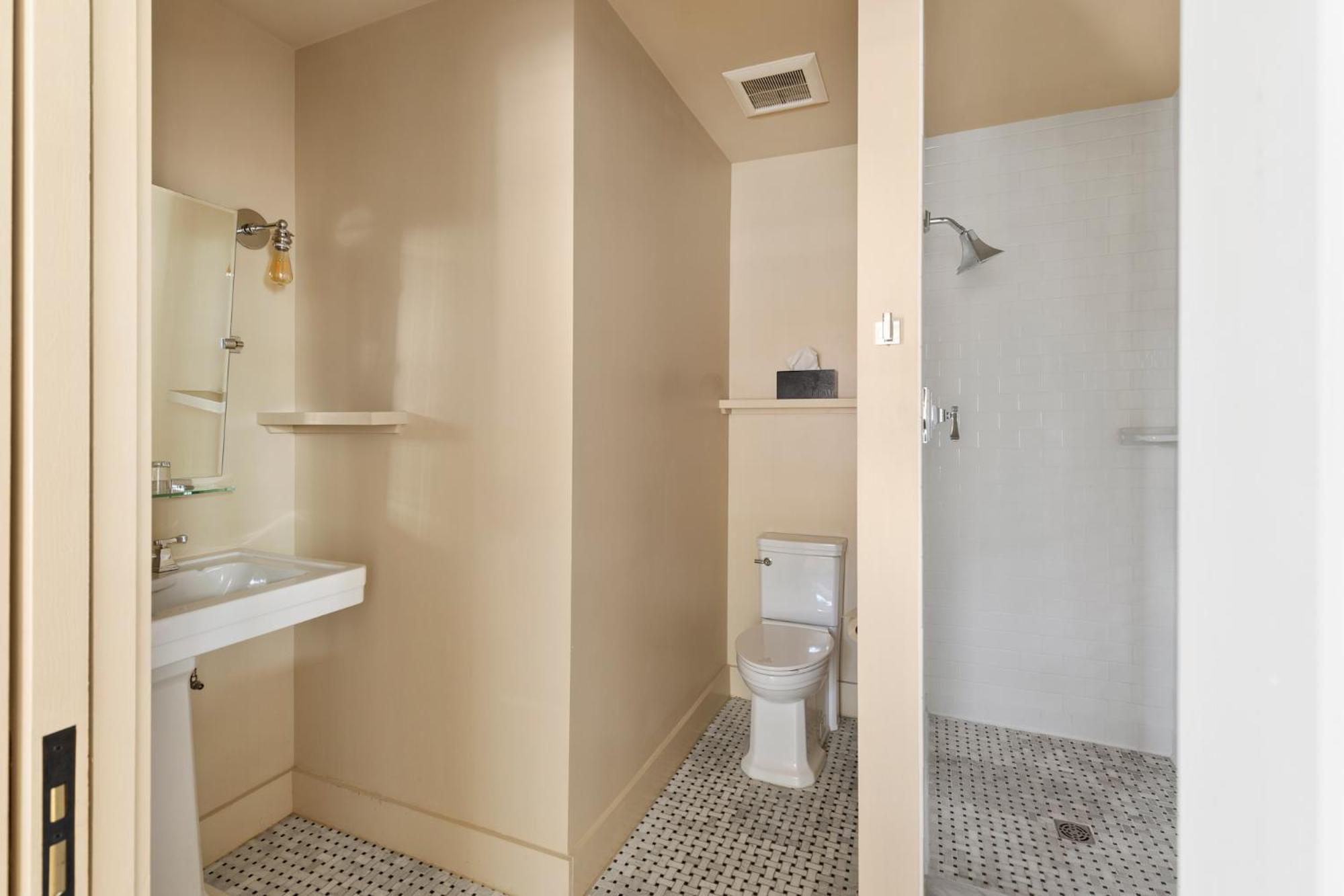 Portland Vacations - The Francis Hotel - Property Image 64