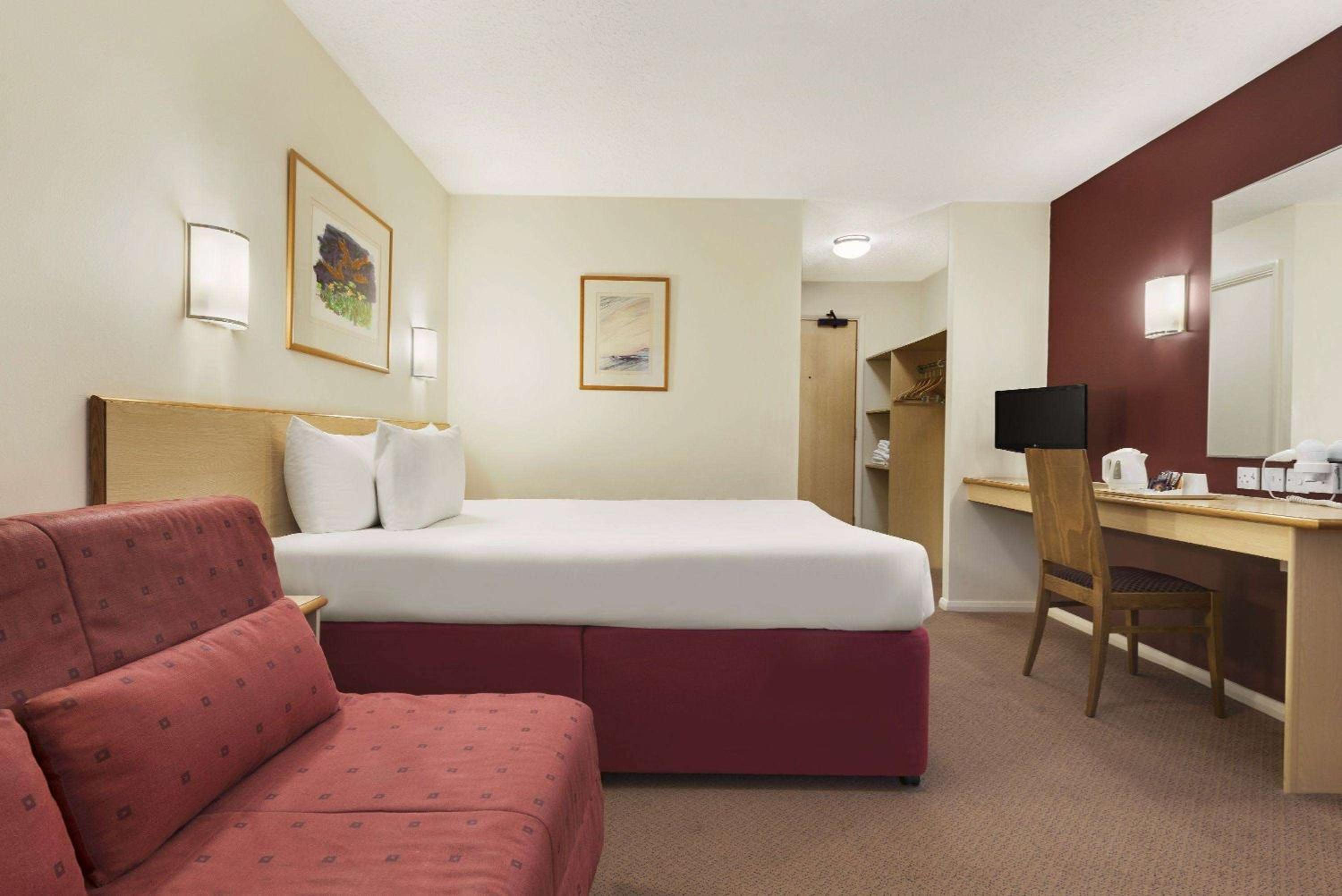 Warwick Vacations - Days Inn Hotel Warwick South - Southbound M40 - Property Image 3
