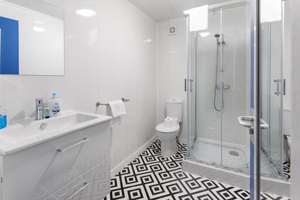 City Centre Studio 9 with Kitchenette, Free Wifi and Smart TV with Netflix by Yoko Property view 4
