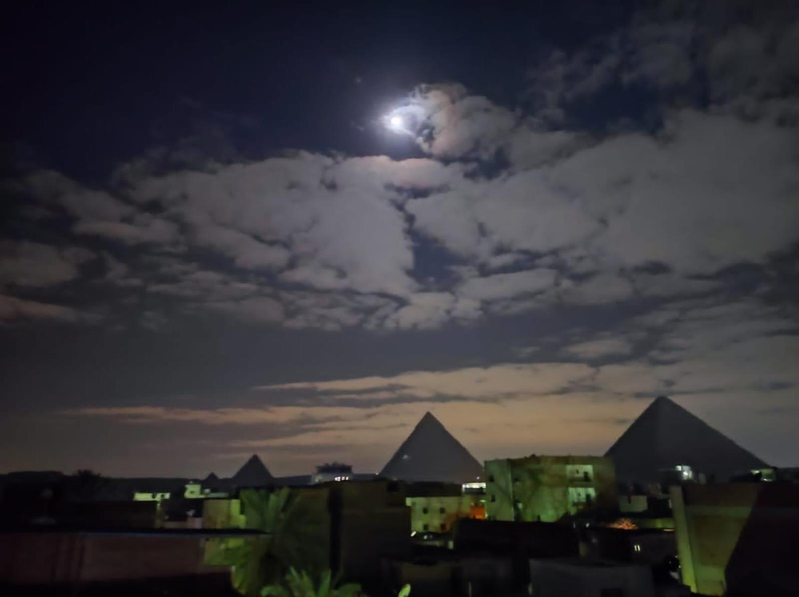 Jana Pyramids view inn