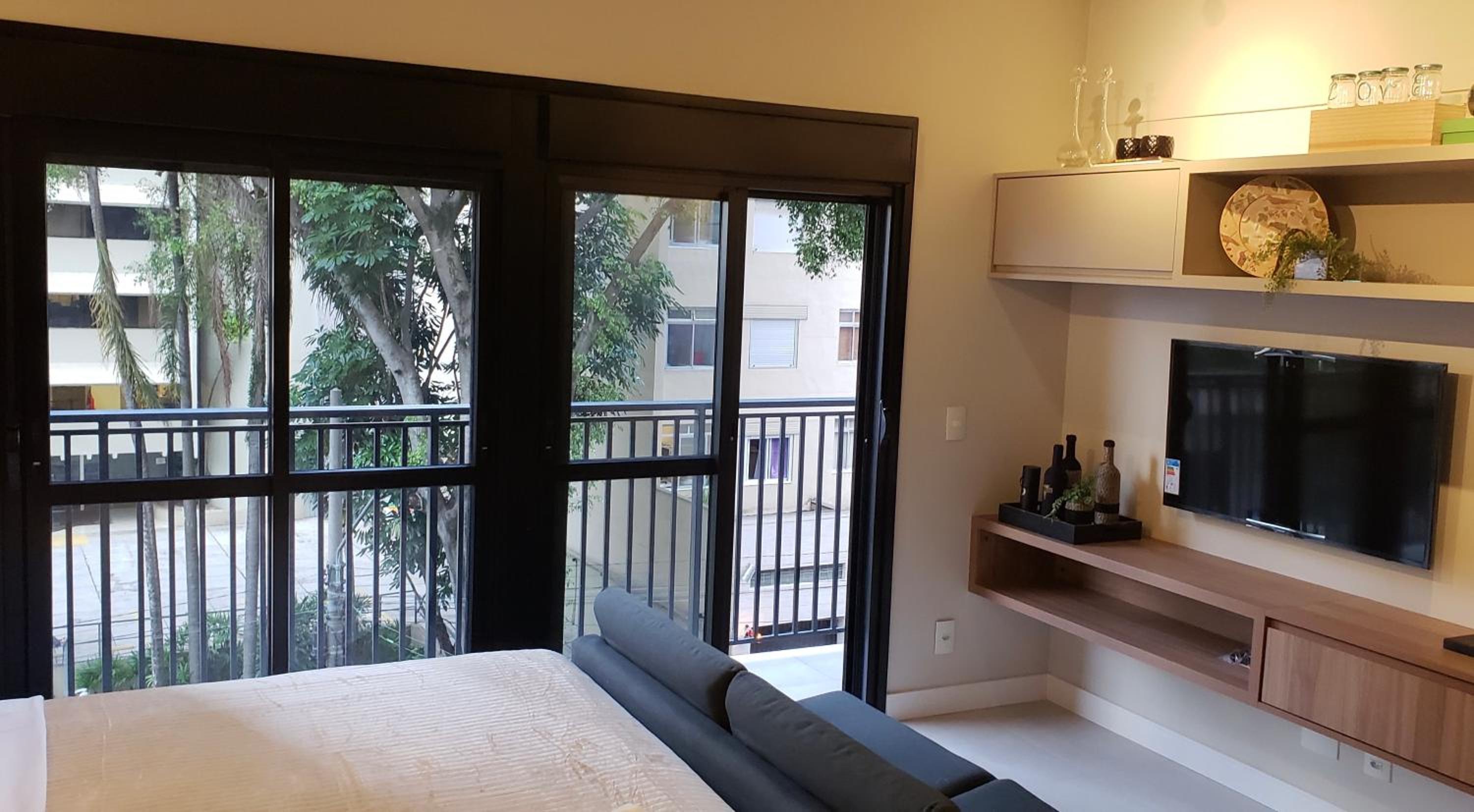 31 New studio w/ fast reliable wifi, balcony and gym view 2