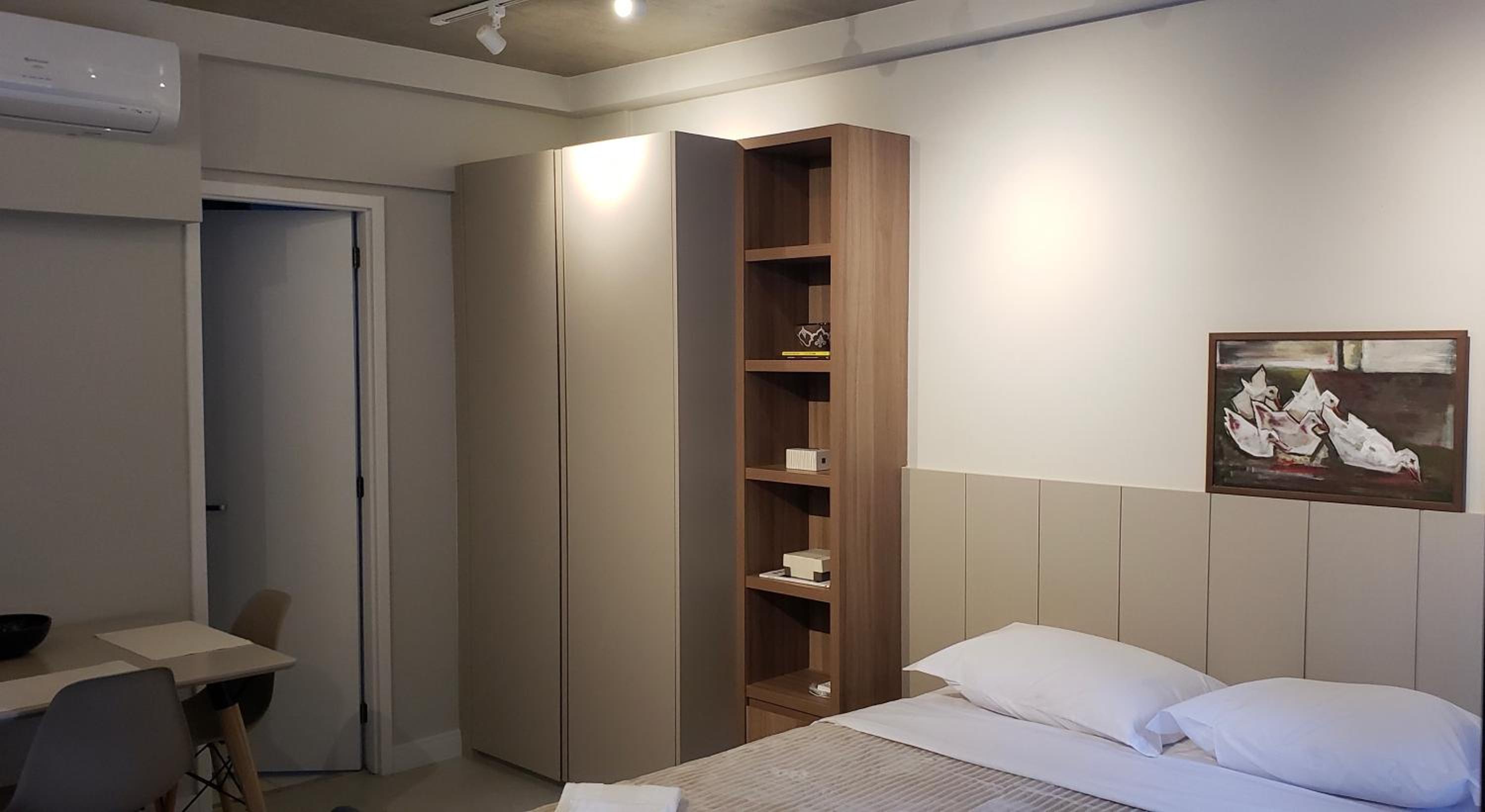 31 New studio w/ fast reliable wifi, balcony and gym view 3