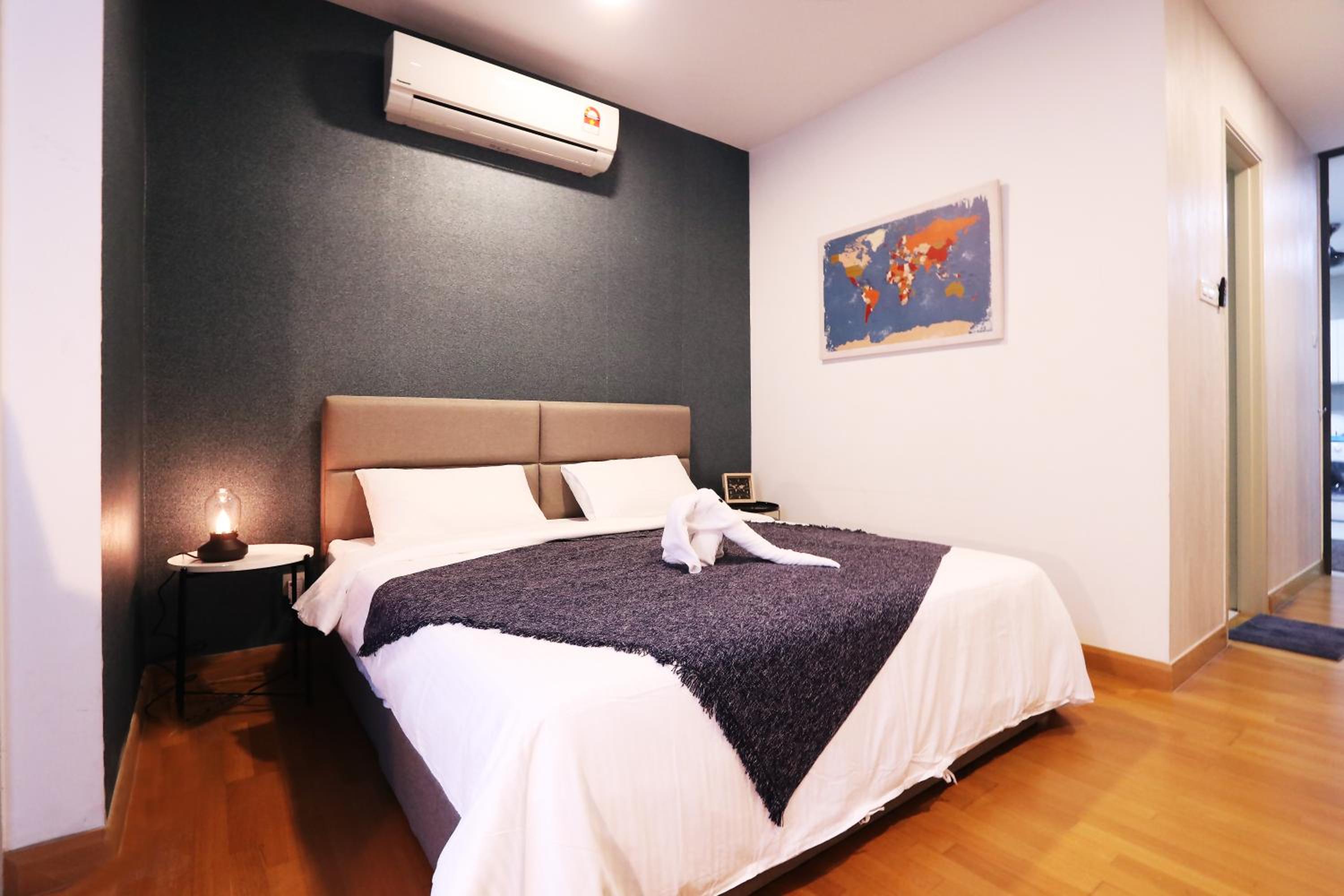 Lily and Loft - KL Gateway Bangsar LRT, WIFI, Netflix