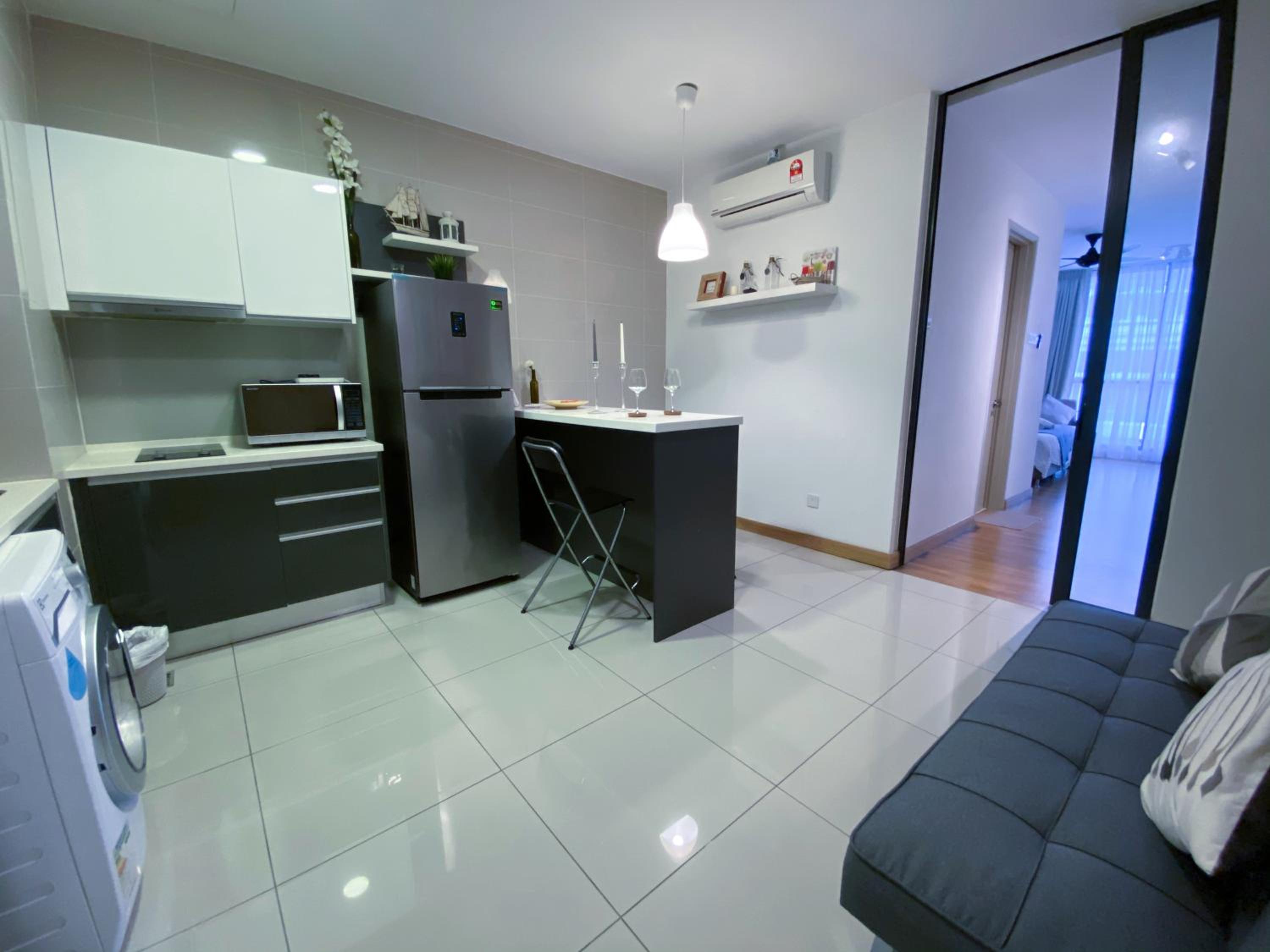 Lily and Loft - KL Gateway Bangsar LRT, WIFI, Netflix
