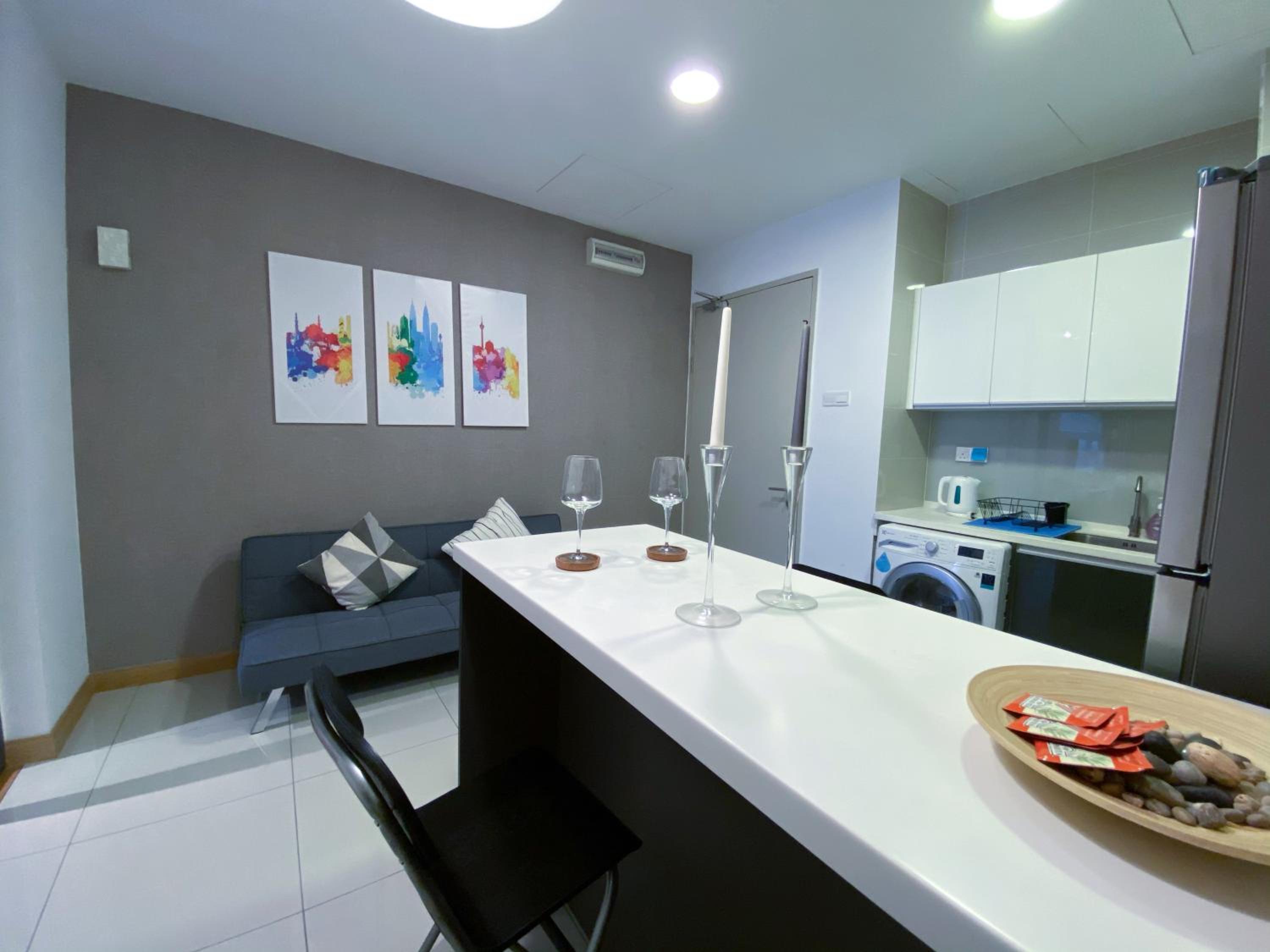 Lily and Loft - KL Gateway Bangsar LRT, WIFI, Netflix