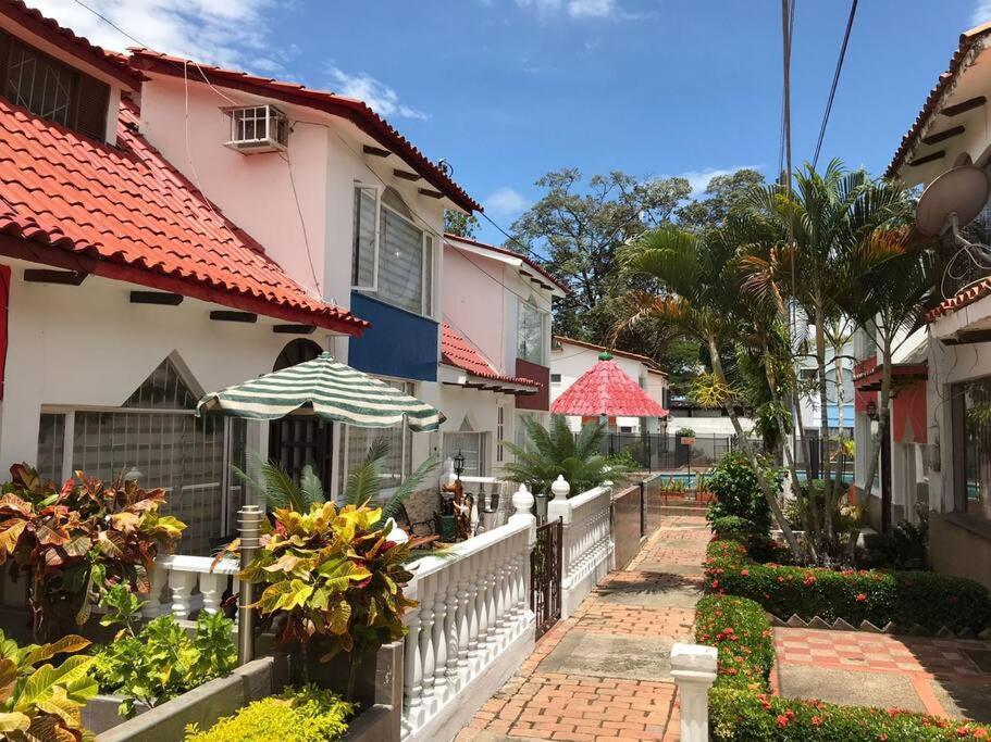 Casa comoda, bien ubicada en conjunto con piscina