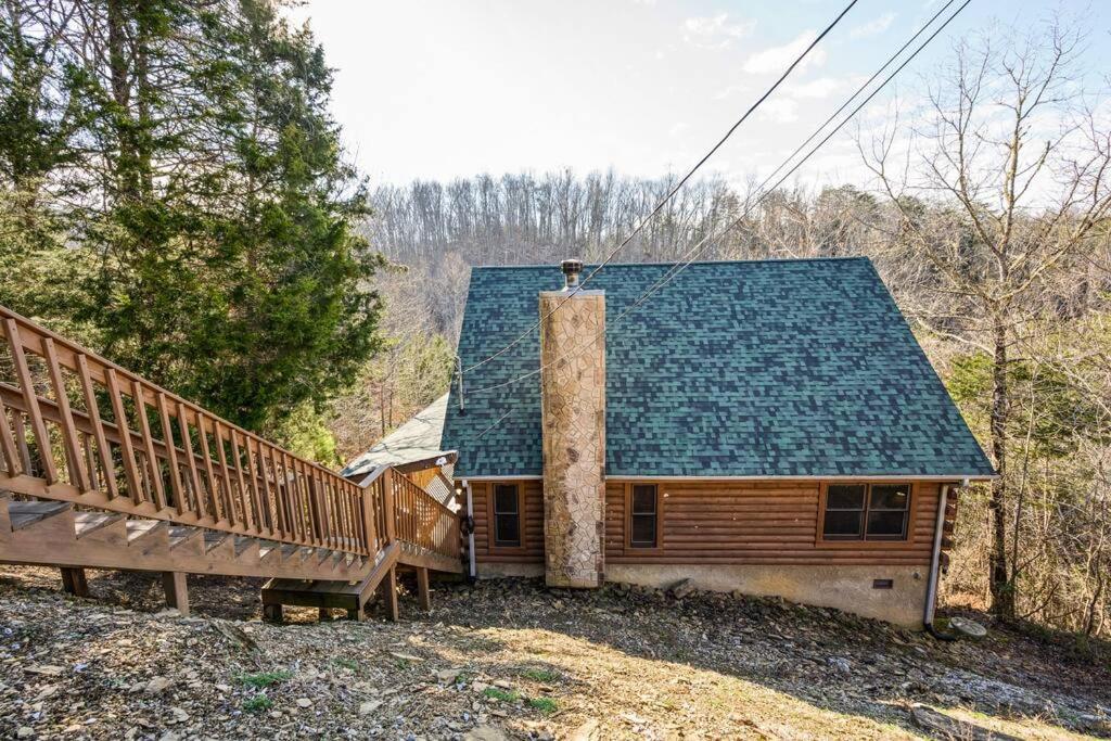 Beautiful 2 Bed Cabin with Hot Tub and Resort Pool view 3