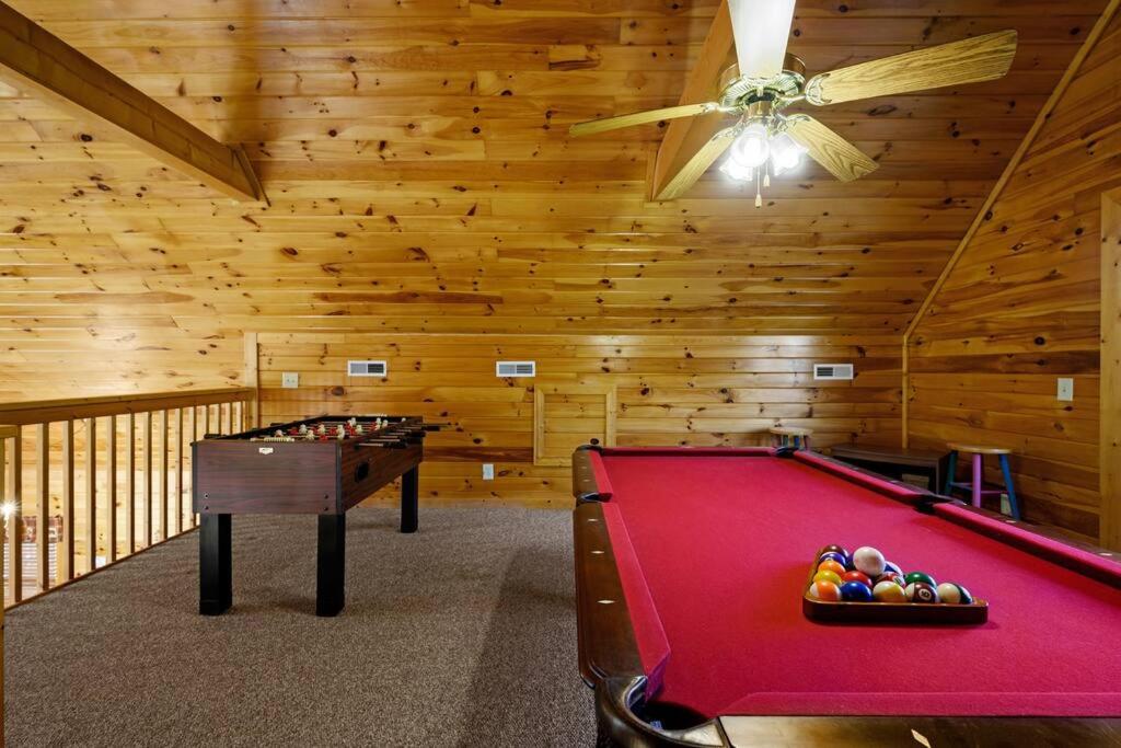 Beautiful 2 Bed Cabin with Hot Tub and Resort Pool view 4