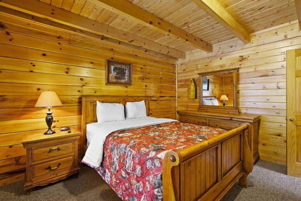 Beautiful 2 Bed Cabin with Hot Tub and Resort Pool view 5