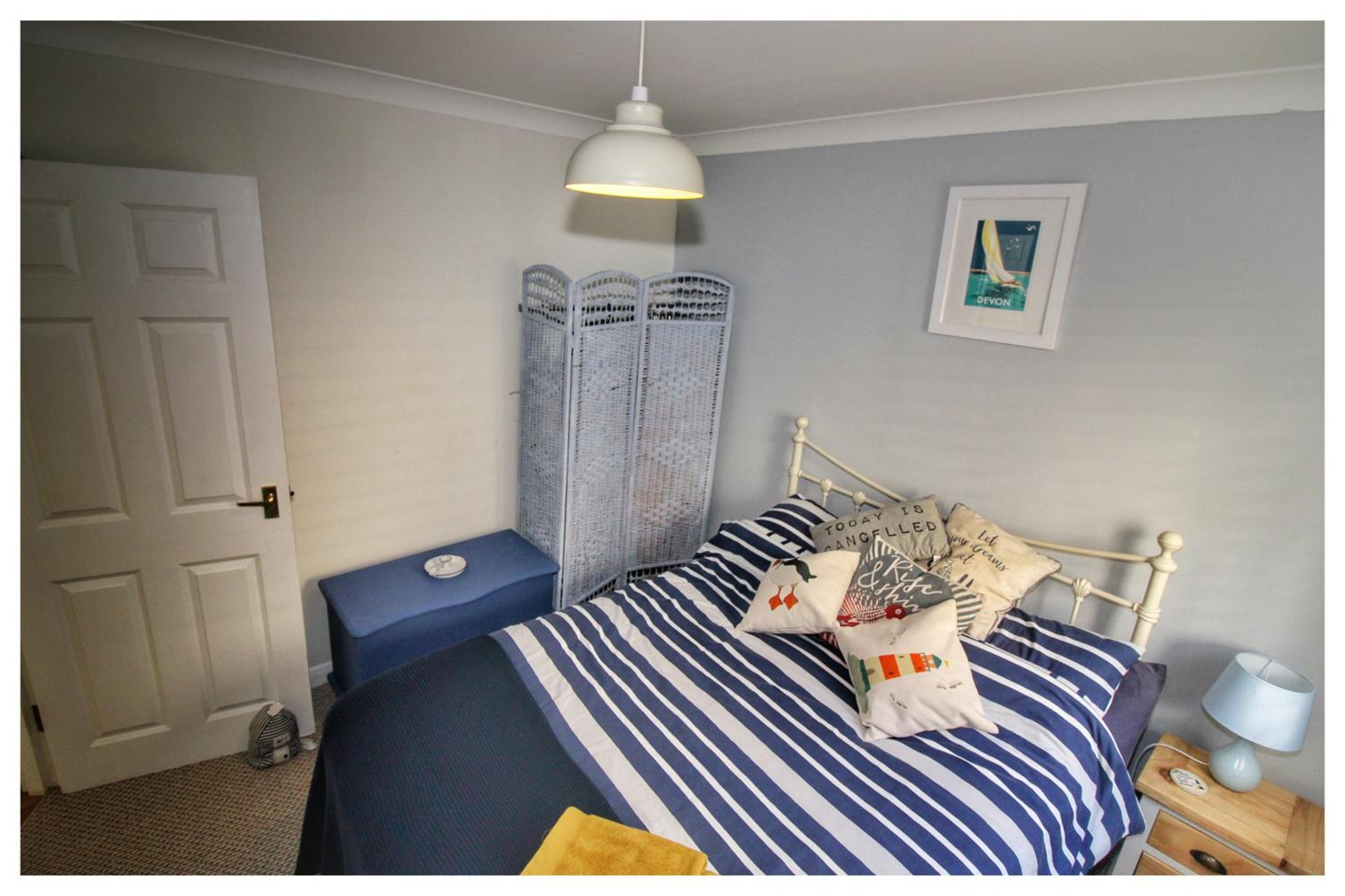Self Contained Flat with Private Garden & Parking