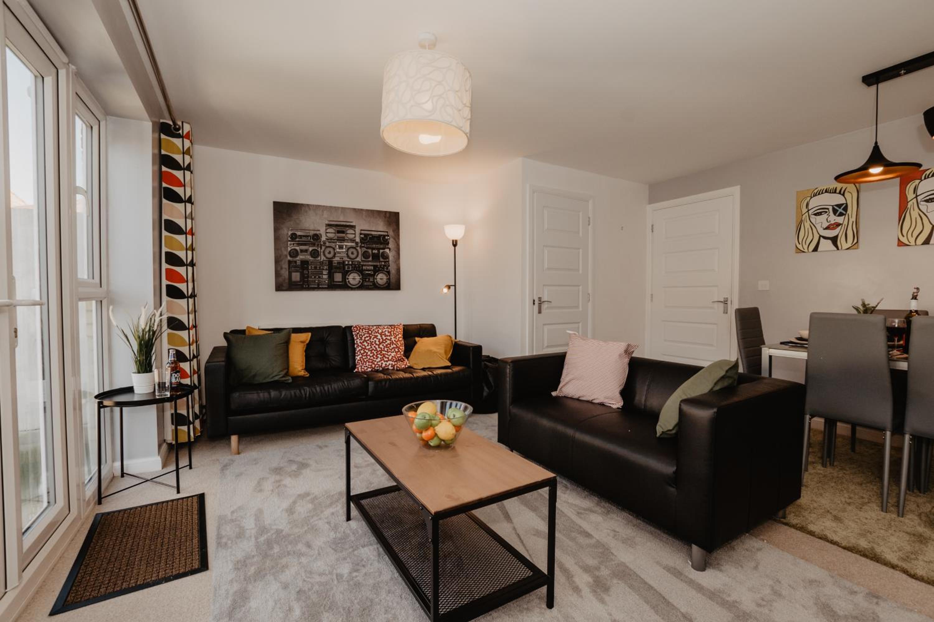 Coyle House, 3 bed,Corby, super kings or twins, driveway, free wi-fi, corporates welcome view 3