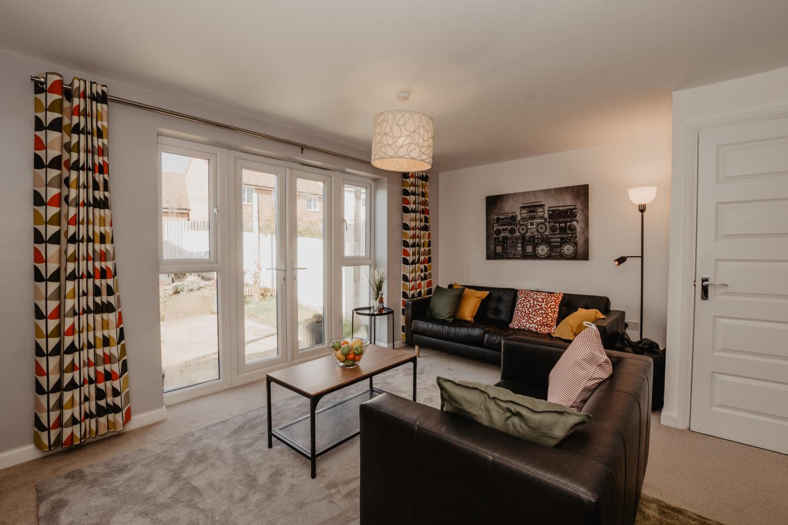 Coyle House, 3 bed,Corby, super kings or twins, driveway, free wi-fi, corporates welcome view 4
