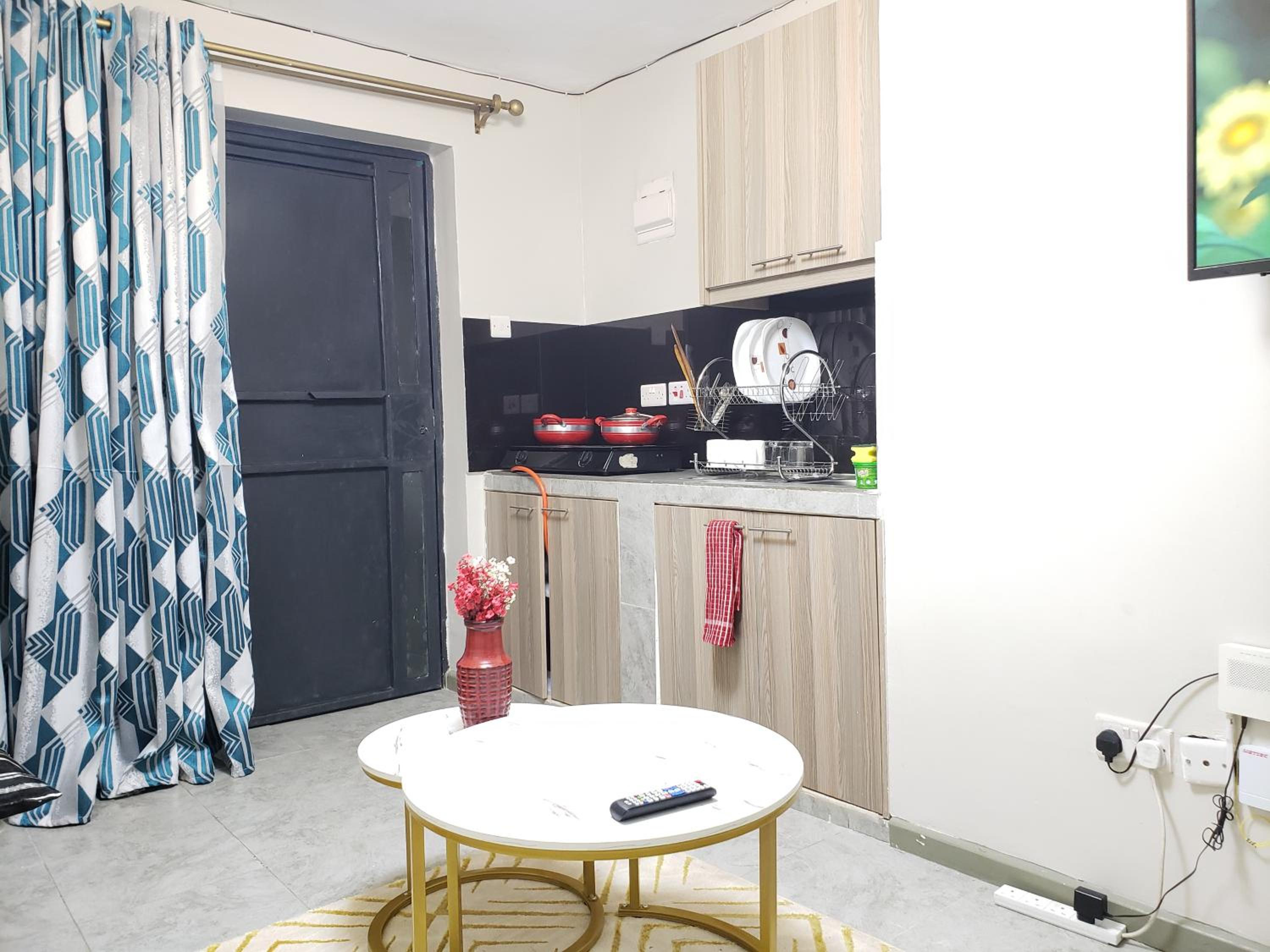 Cosy & Stylish studio apartment near JKIA, SGR with high speed WiFi, NETFLIX, free parking and secure. view 2