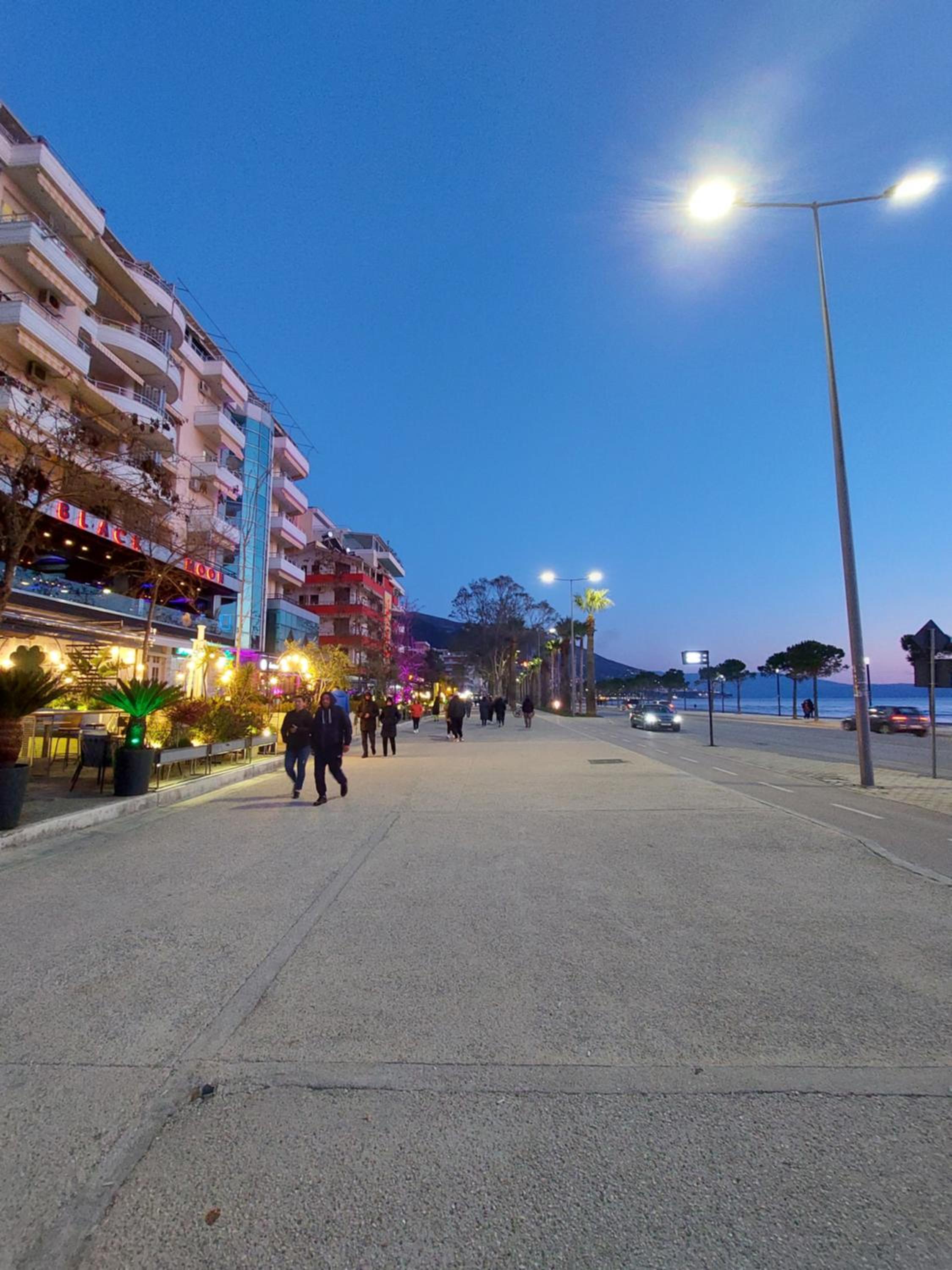 Lovely duplex apartment with patio, 100m from the beach!