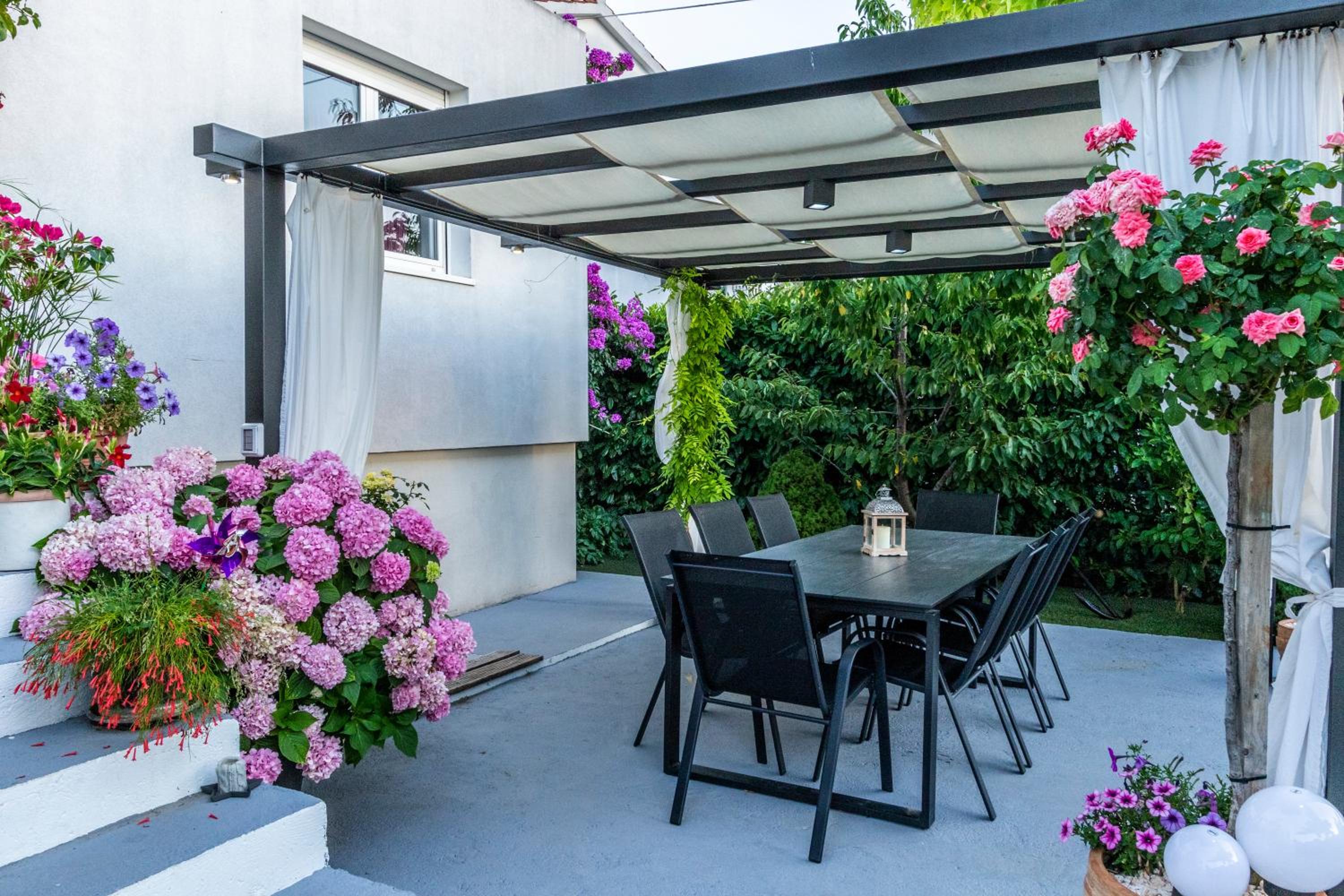Modern apartment with an outdoor jacuzzi view 4