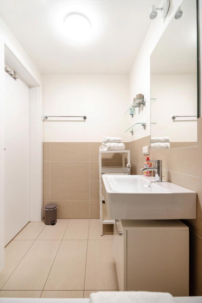 Quiet and cozy apartment next to Mariahilfer Strasse and Naschmarkt with AC