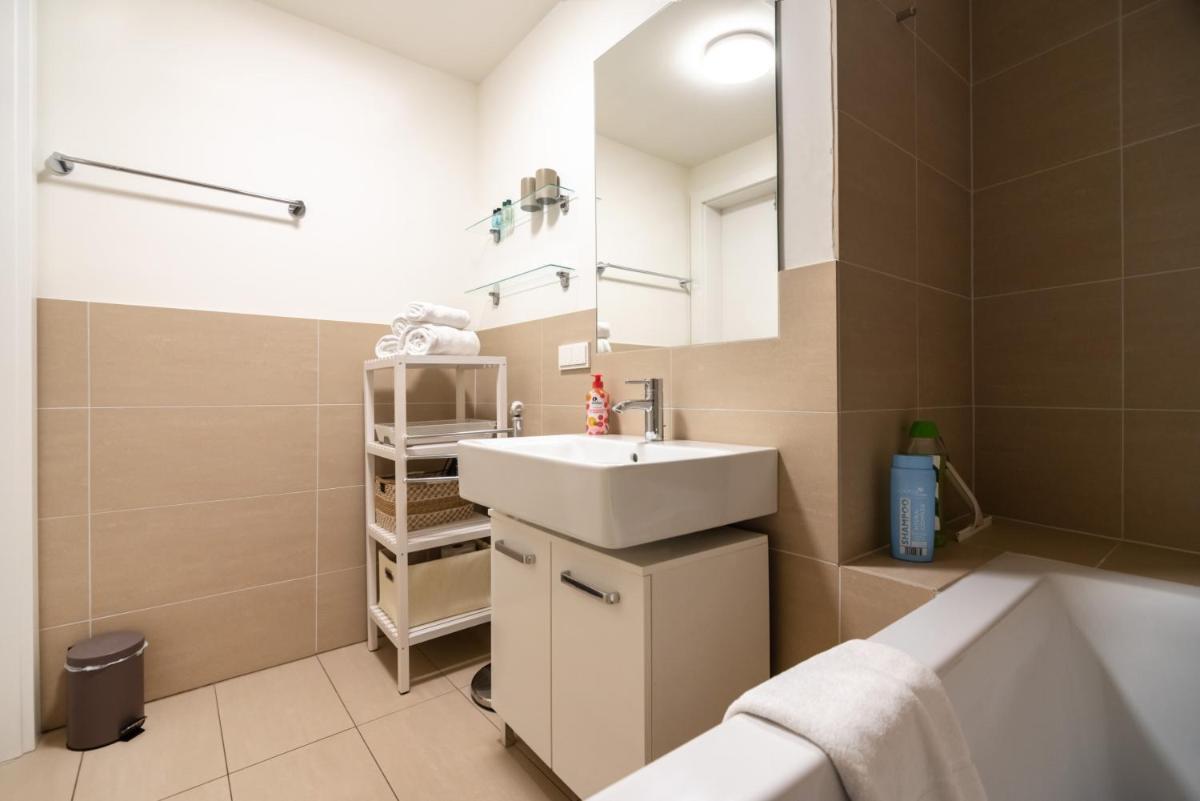 Quiet and cozy apartment next to Mariahilfer Strasse and Naschmarkt with AC