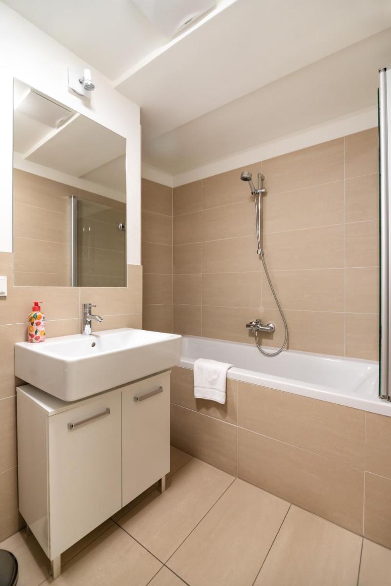 Quiet and cozy apartment next to Mariahilfer Strasse and Naschmarkt with AC