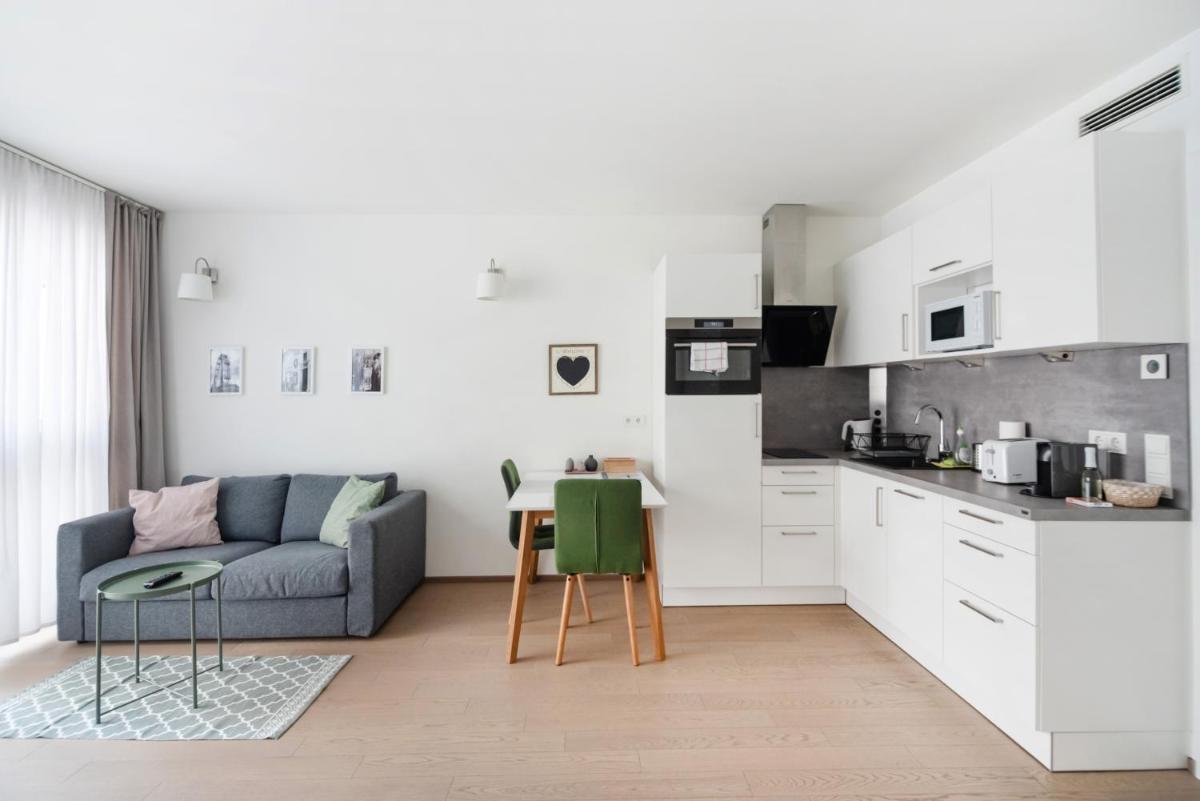 Quiet and cozy apartment next to Mariahilfer Strasse and Naschmarkt with AC