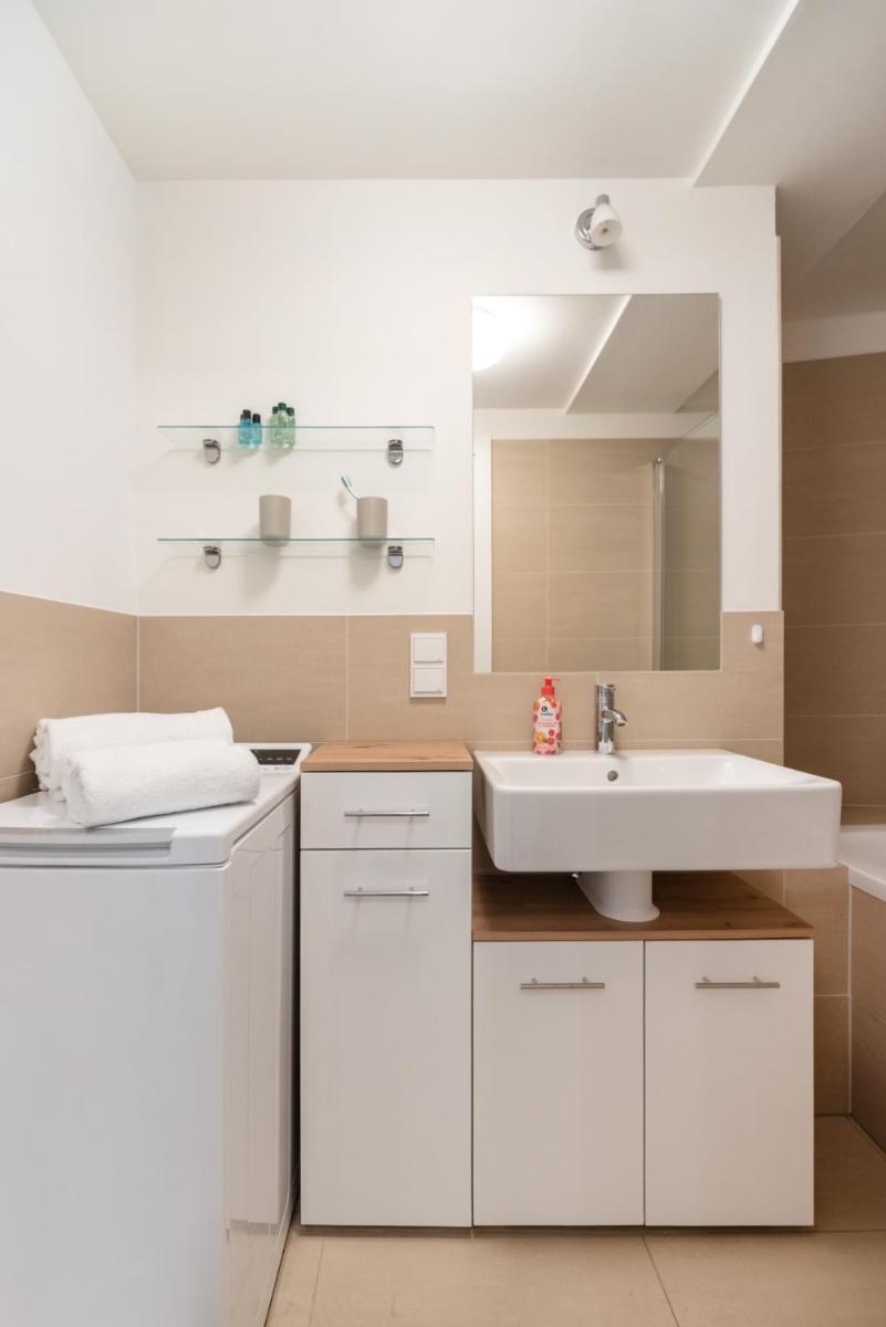 Quiet and cozy apartment next to Mariahilfer Strasse and Naschmarkt with AC